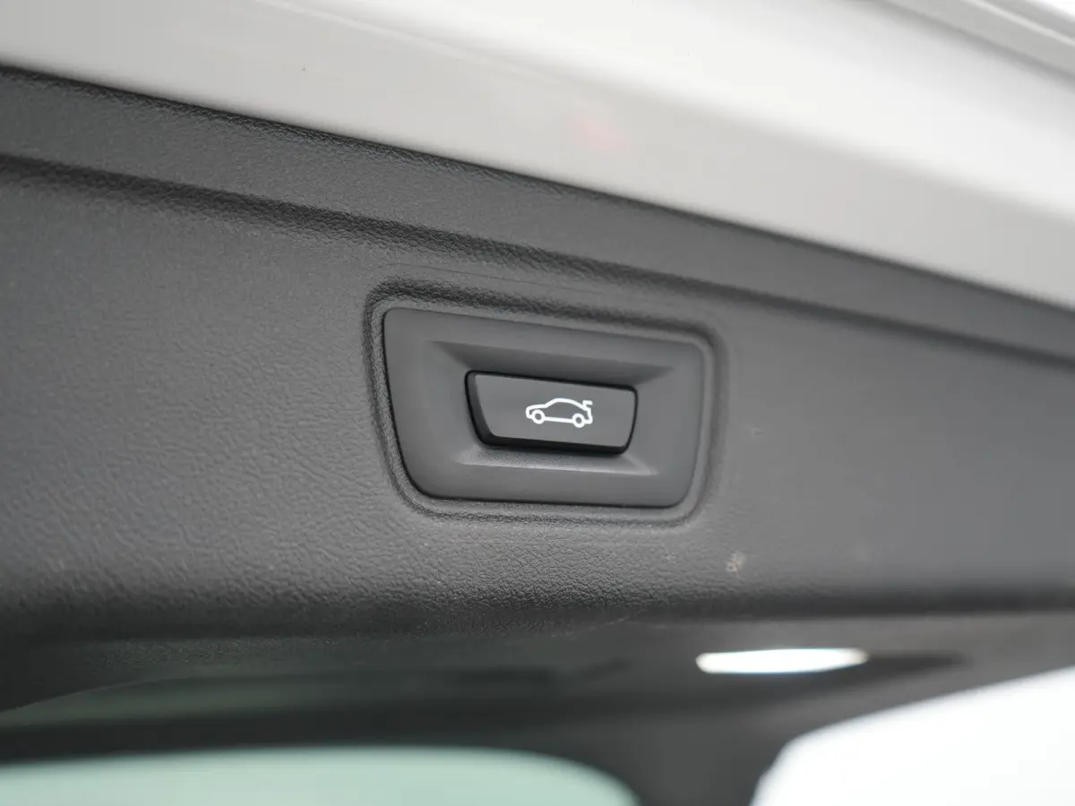 330e Sportline PHEV 293pk | Trekhaak Af Fabriek | Adaptive Cruise | Head Up | 360 Camera | Lederen Sportstoelen Verwarmd | BLIS | Apple Carplay | Navigatie | DAB | Plug In Hybrid |