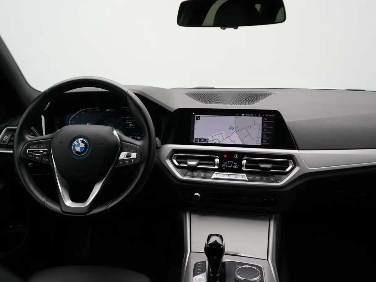 330e Sportline PHEV 293pk | Trekhaak Af Fabriek | Adaptive Cruise | Head Up | 360 Camera | Lederen Sportstoelen Verwarmd | BLIS | Apple Carplay | Navigatie | DAB | Plug In Hybrid |