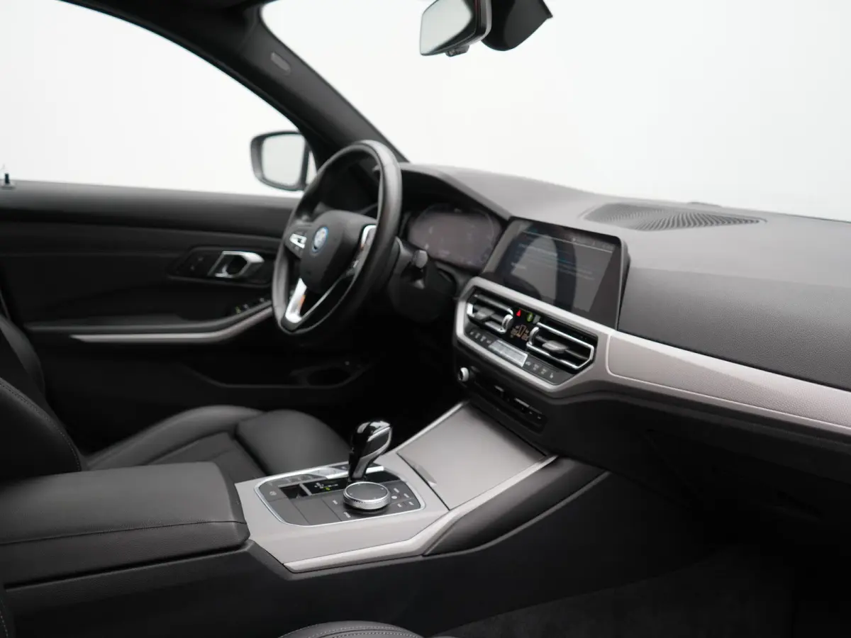330e Sportline PHEV 293pk | Trekhaak Af Fabriek | Adaptive Cruise | Head Up | 360 Camera | Lederen Sportstoelen Verwarmd | BLIS | Apple Carplay | Navigatie | DAB | Plug In Hybrid |