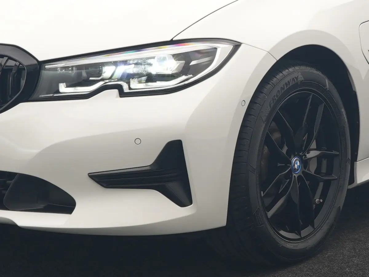 330e Sportline PHEV 293pk | Trekhaak Af Fabriek | Adaptive Cruise | Head Up | 360 Camera | Lederen Sportstoelen Verwarmd | BLIS | Apple Carplay | Navigatie | DAB | Plug In Hybrid |