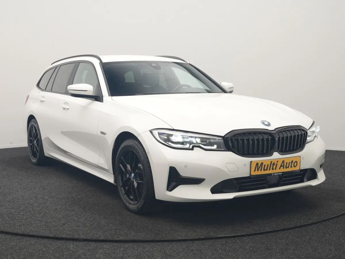 330e Sportline PHEV 293pk | Trekhaak Af Fabriek | Adaptive Cruise | Head Up | 360 Camera | Lederen Sportstoelen Verwarmd | BLIS | Apple Carplay | Navigatie | DAB | Plug In Hybrid |