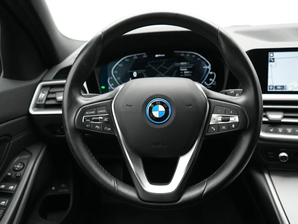 330e Sportline PHEV 293pk | Trekhaak Af Fabriek | Adaptive Cruise | Head Up | 360 Camera | Lederen Sportstoelen Verwarmd | BLIS | Apple Carplay | Navigatie | DAB | Plug In Hybrid |
