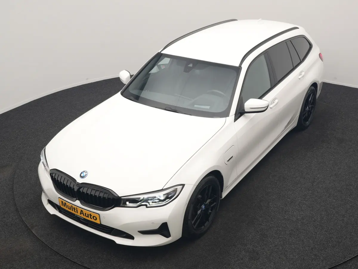 330e Sportline PHEV 293pk | Trekhaak Af Fabriek | Adaptive Cruise | Head Up | 360 Camera | Lederen Sportstoelen Verwarmd | BLIS | Apple Carplay | Navigatie | DAB | Plug In Hybrid |