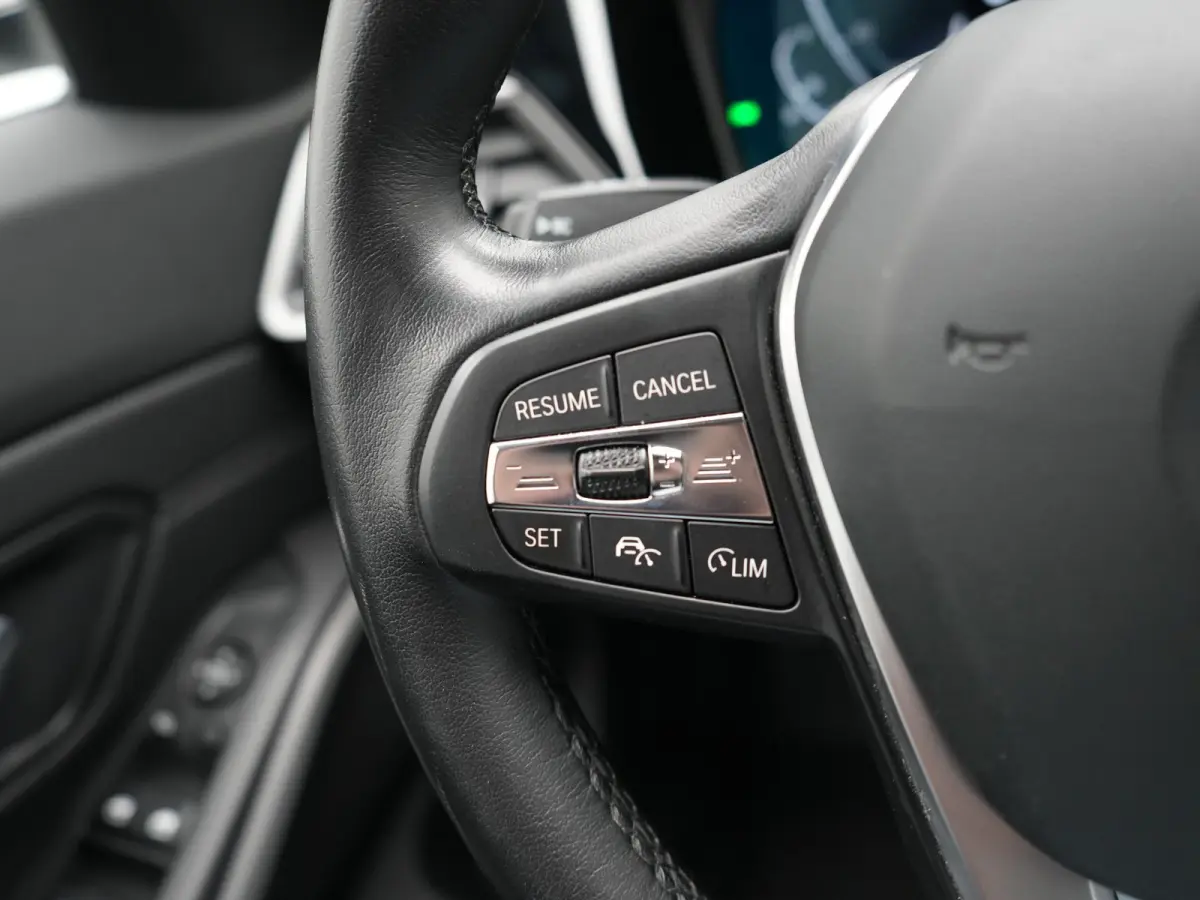 330e Sportline PHEV 293pk | Trekhaak Af Fabriek | Adaptive Cruise | Head Up | 360 Camera | Lederen Sportstoelen Verwarmd | BLIS | Apple Carplay | Navigatie | DAB | Plug In Hybrid |