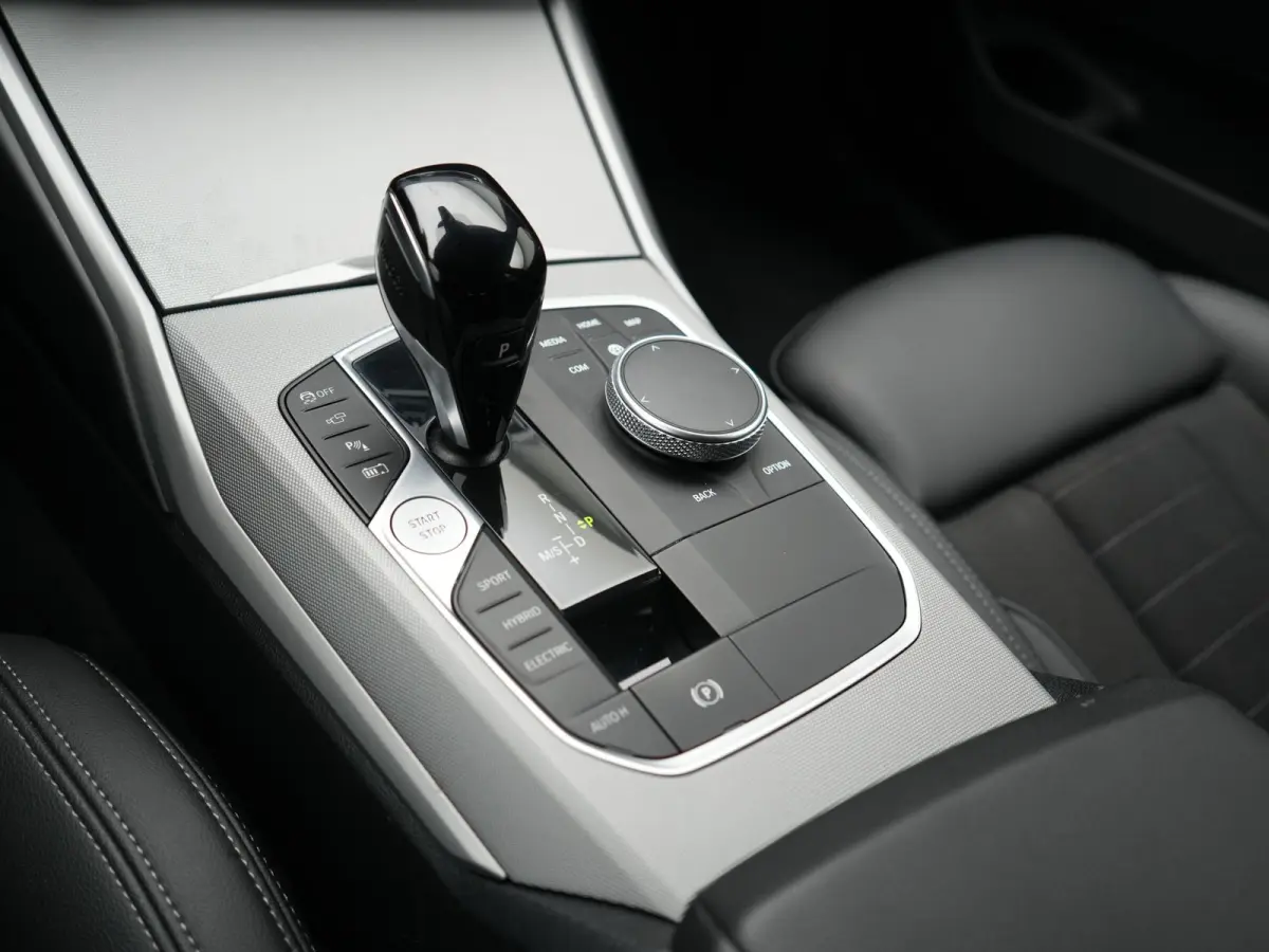 330e Sportline PHEV 293pk | Trekhaak Af Fabriek | Adaptive Cruise | Head Up | 360 Camera | Lederen Sportstoelen Verwarmd | BLIS | Apple Carplay | Navigatie | DAB | Plug In Hybrid |