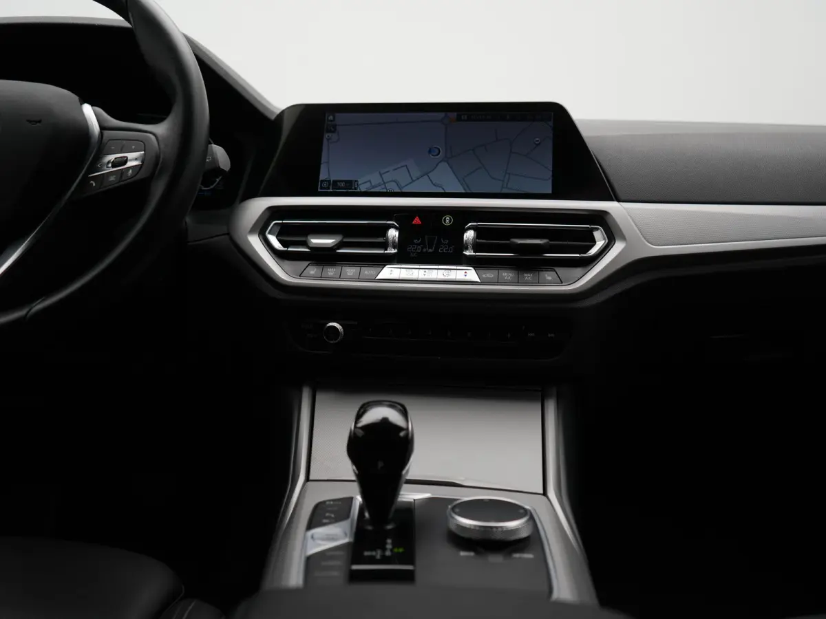 330e Sportline PHEV 293pk | Trekhaak Af Fabriek | Adaptive Cruise | Head Up | 360 Camera | Lederen Sportstoelen Verwarmd | BLIS | Apple Carplay | Navigatie | DAB | Plug In Hybrid |