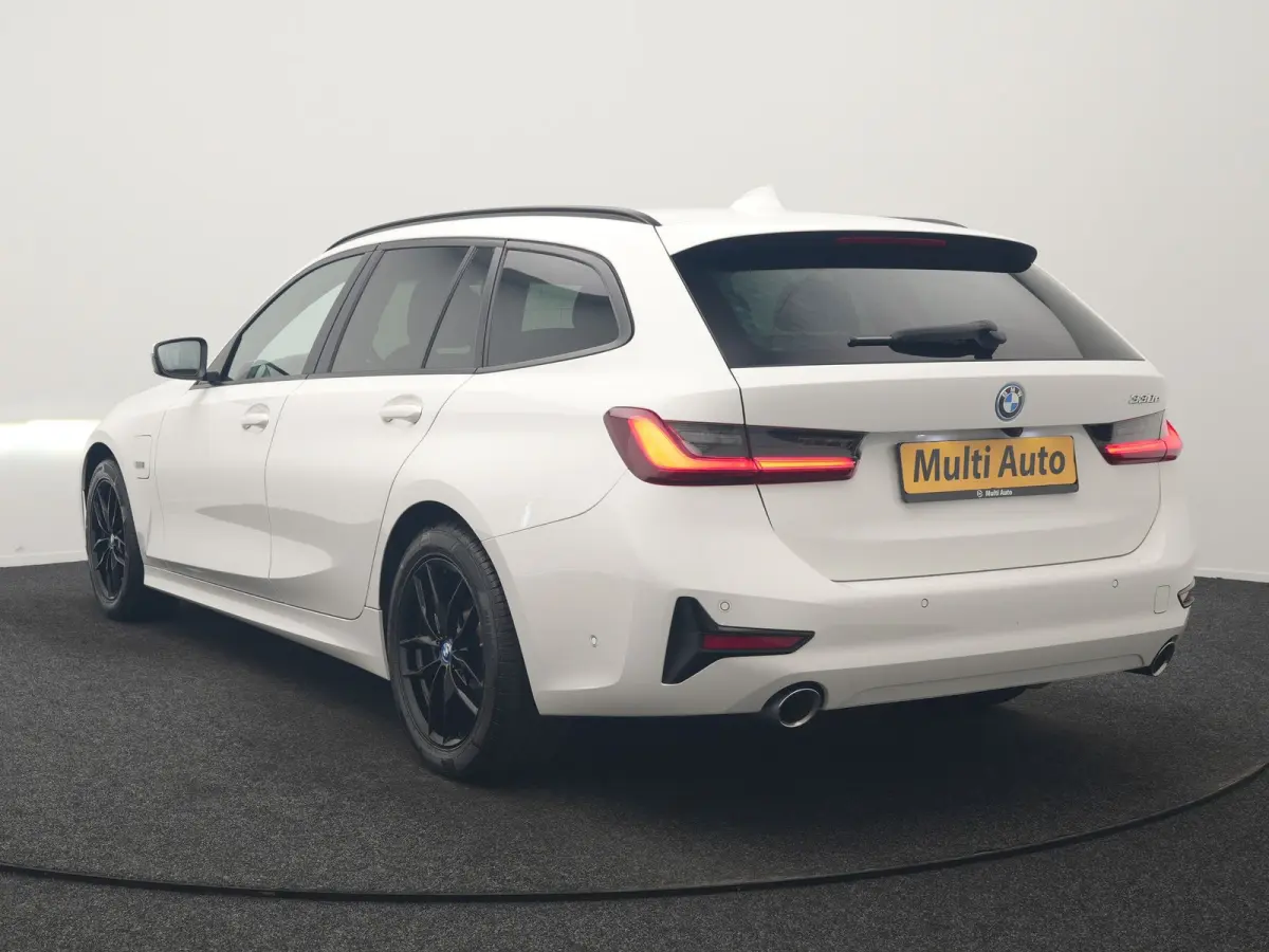 330e Sportline PHEV 293pk | Trekhaak Af Fabriek | Adaptive Cruise | Head Up | 360 Camera | Lederen Sportstoelen Verwarmd | BLIS | Apple Carplay | Navigatie | DAB | Plug In Hybrid |