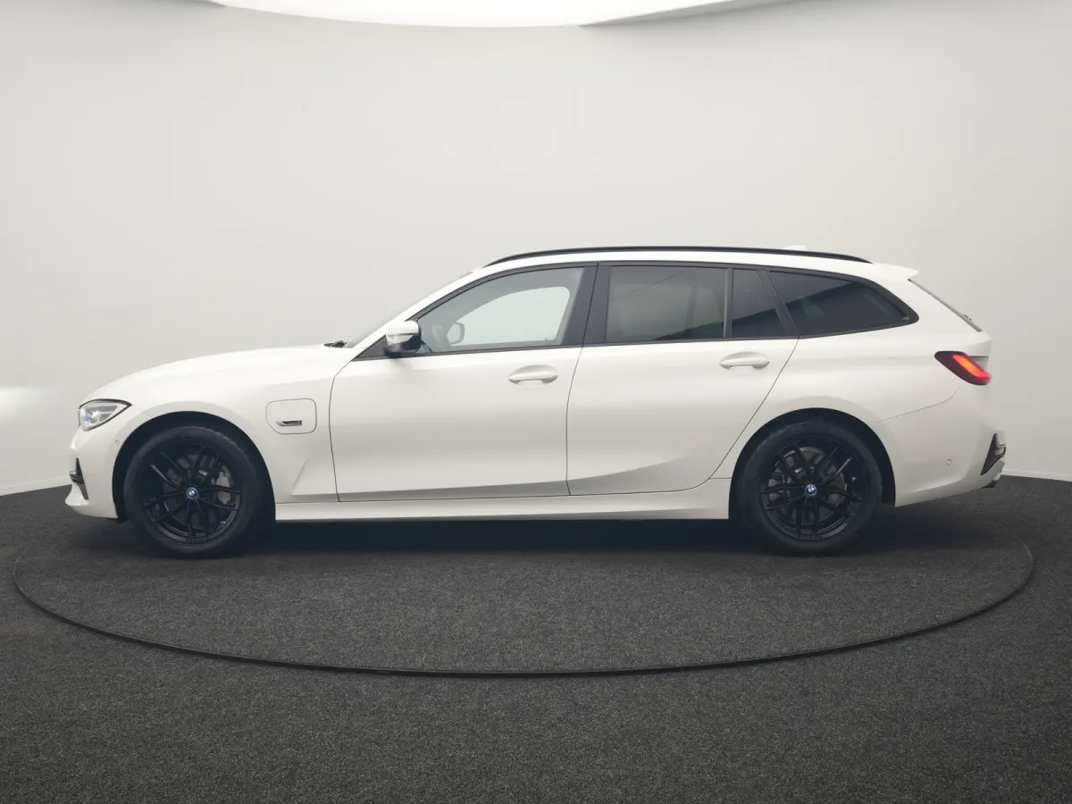 330e Sportline PHEV 293pk | Trekhaak Af Fabriek | Adaptive Cruise | Head Up | 360 Camera | Lederen Sportstoelen Verwarmd | BLIS | Apple Carplay | Navigatie | DAB | Plug In Hybrid |
