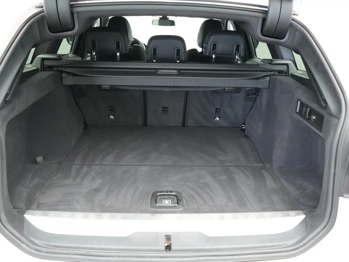 330e Sportline PHEV 293pk | Trekhaak Af Fabriek | Adaptive Cruise | Head Up | 360 Camera | Lederen Sportstoelen Verwarmd | BLIS | Apple Carplay | Navigatie | DAB | Plug In Hybrid |