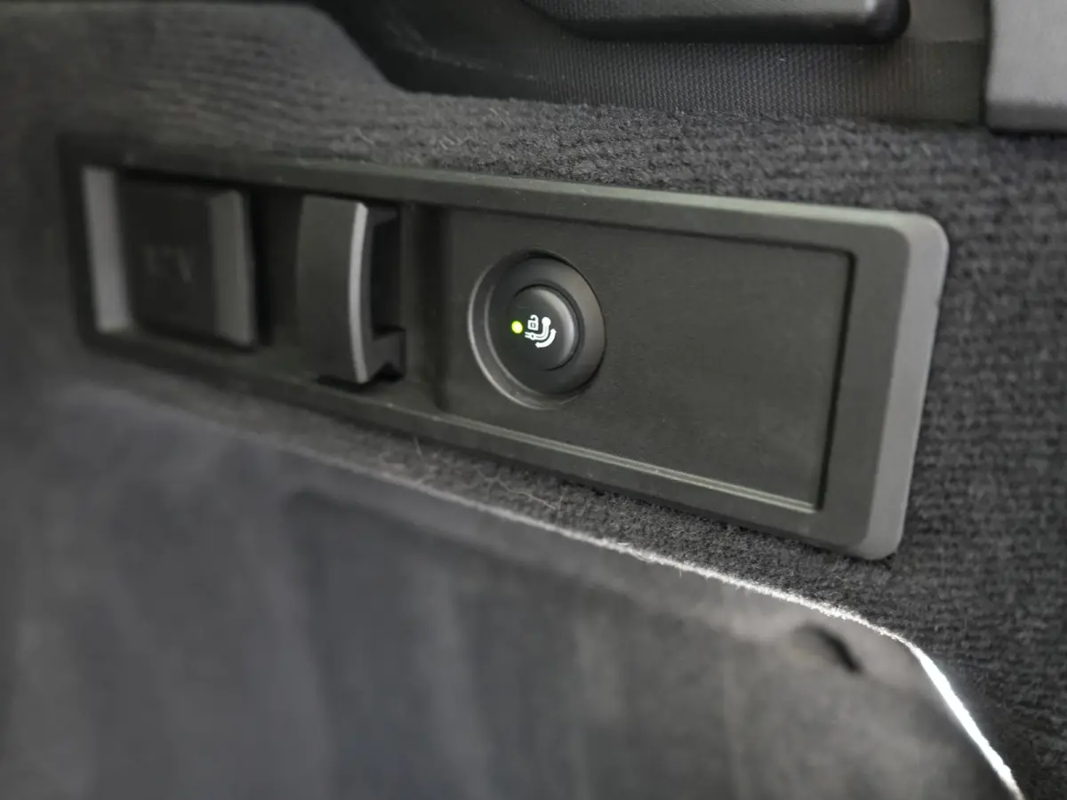 330e Sportline PHEV 293pk | Trekhaak Af Fabriek | Adaptive Cruise | Head Up | 360 Camera | Lederen Sportstoelen Verwarmd | BLIS | Apple Carplay | Navigatie | DAB | Plug In Hybrid |