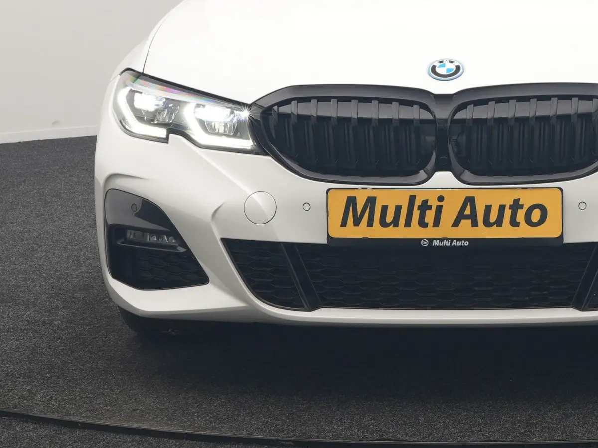 330e M Sport PHEV 293pk Dealer O.H. | Panodak | Laser LED | Head Up | Adaptief Onderstel | Camera | Lederen Sportstoelen & Stuur Verwarmd | Sfeerverlichting | Keyless | BLIS | Apple Carplay 
