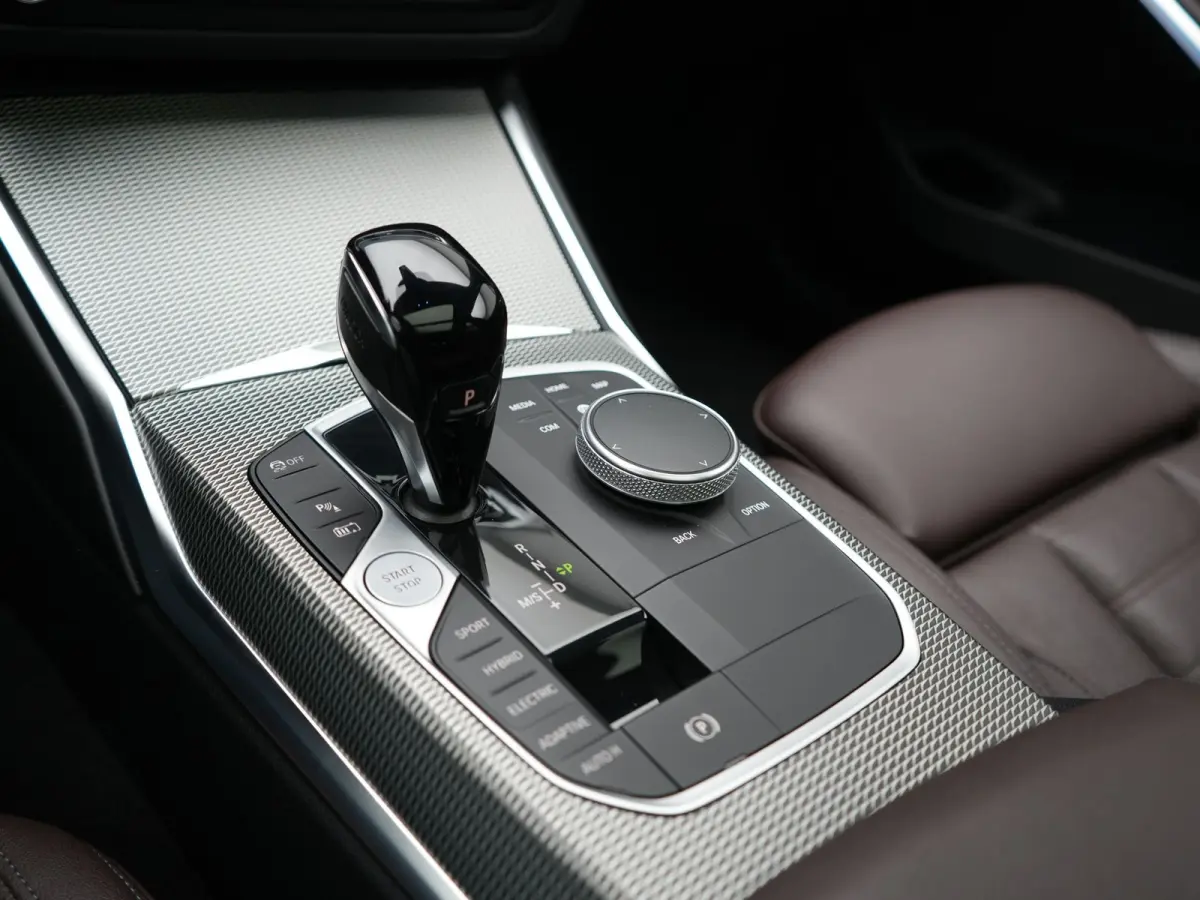 330e M Sport PHEV 293pk Dealer O.H. | Panodak | Laser LED | Head Up | Adaptief Onderstel | Camera | Lederen Sportstoelen & Stuur Verwarmd | Sfeerverlichting | Keyless | BLIS | Apple Carplay 