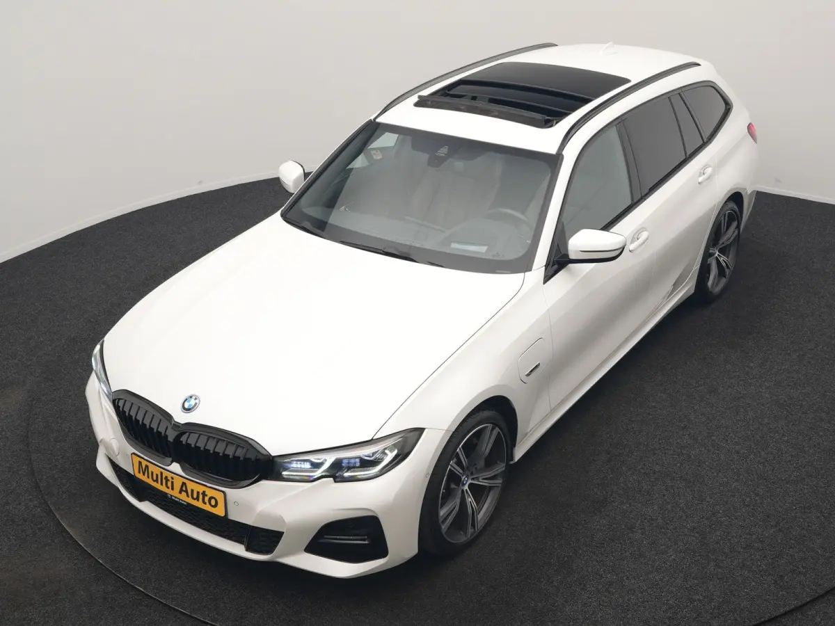 330e M Sport PHEV 293pk Dealer O.H. | Panodak | Laser LED | Head Up | Adaptief Onderstel | Camera | Lederen Sportstoelen & Stuur Verwarmd | Sfeerverlichting | Keyless | BLIS | Apple Carplay 