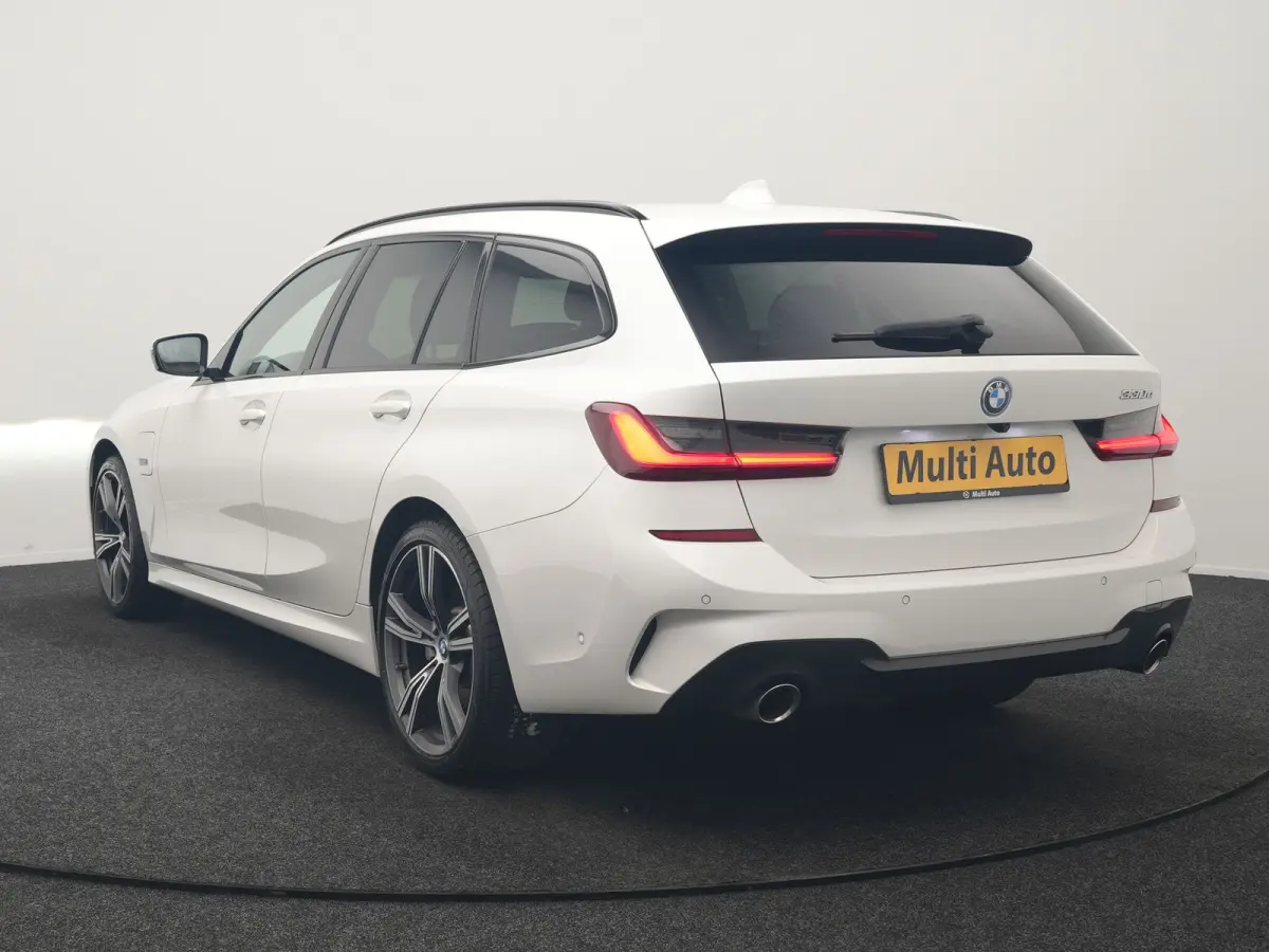 330e M Sport PHEV 293pk Dealer O.H. | Panodak | Laser LED | Head Up | Adaptief Onderstel | Camera | Lederen Sportstoelen & Stuur Verwarmd | Sfeerverlichting | Keyless | BLIS | Apple Carplay 