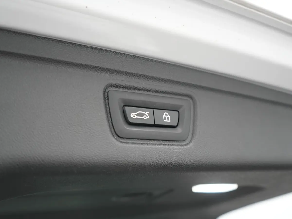 330e M Sport PHEV 293pk Dealer O.H. | Panodak | Laser LED | Head Up | Adaptief Onderstel | Camera | Lederen Sportstoelen & Stuur Verwarmd | Sfeerverlichting | Keyless | BLIS | Apple Carplay 