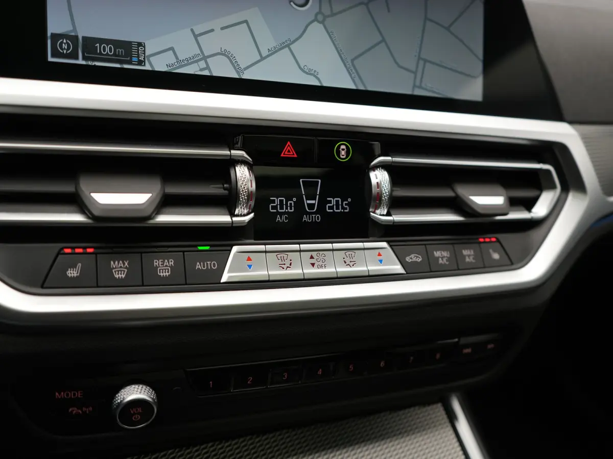 330e M Sport PHEV 293pk Dealer O.H. | Panodak | Laser LED | Head Up | Adaptief Onderstel | Camera | Lederen Sportstoelen & Stuur Verwarmd | Sfeerverlichting | Keyless | BLIS | Apple Carplay 