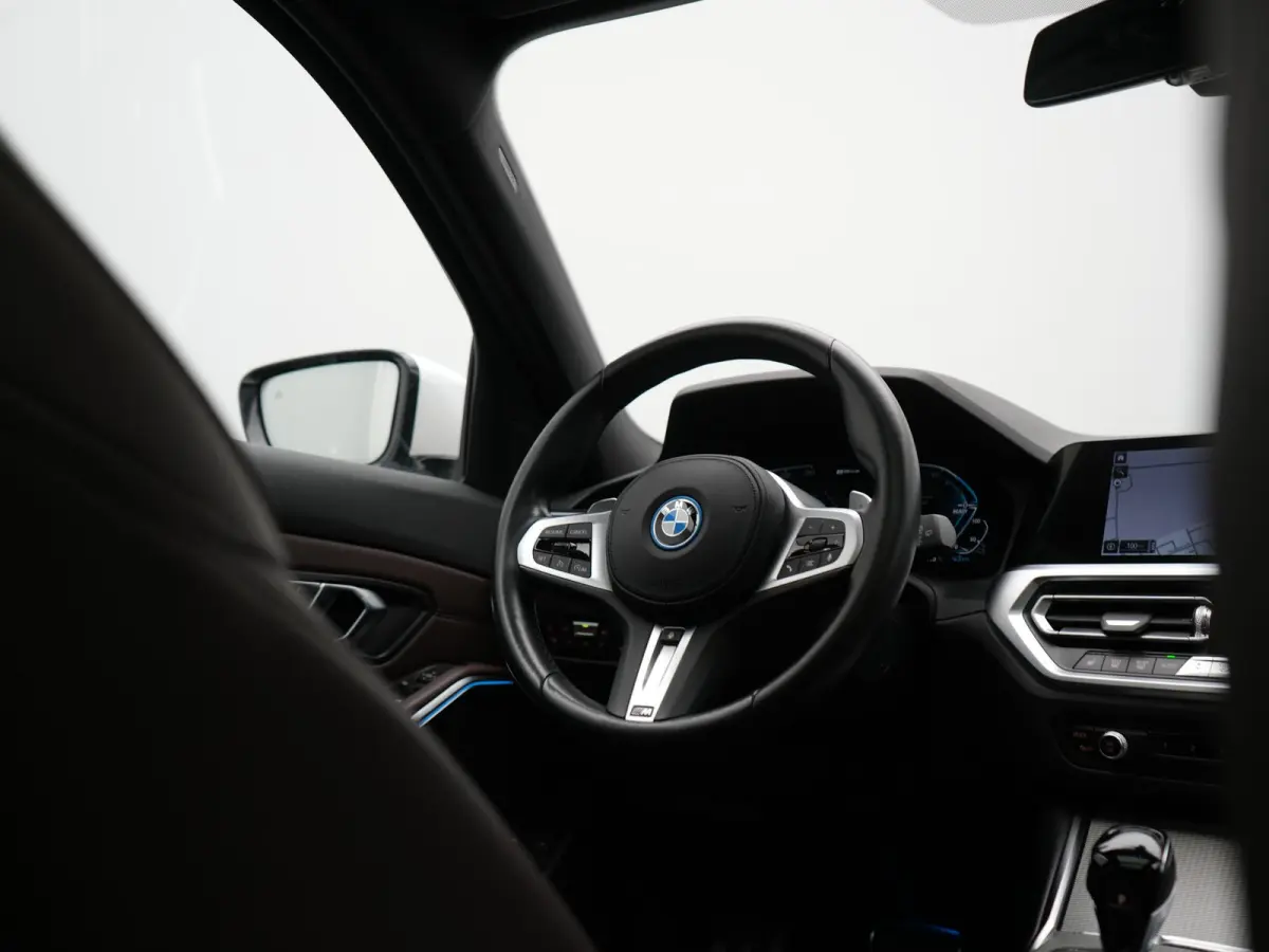 330e M Sport PHEV 293pk Dealer O.H. | Panodak | Laser LED | Head Up | Adaptief Onderstel | Camera | Lederen Sportstoelen & Stuur Verwarmd | Sfeerverlichting | Keyless | BLIS | Apple Carplay 