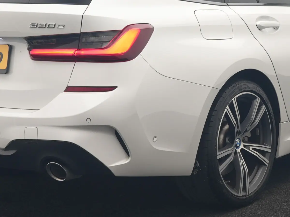 330e M Sport PHEV 293pk Dealer O.H. | Panodak | Laser LED | Head Up | Adaptief Onderstel | Camera | Lederen Sportstoelen & Stuur Verwarmd | Sfeerverlichting | Keyless | BLIS | Apple Carplay 