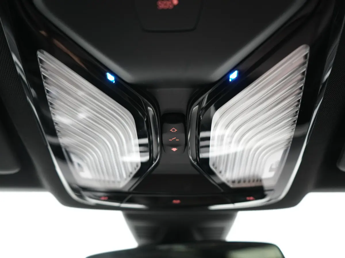 330e M Sport PHEV 293pk Dealer O.H. | Panodak | Laser LED | Head Up | Adaptief Onderstel | Camera | Lederen Sportstoelen & Stuur Verwarmd | Sfeerverlichting | Keyless | BLIS | Apple Carplay 