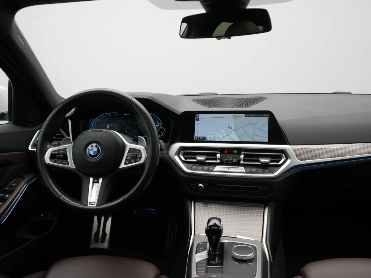 330e M Sport PHEV 293pk Dealer O.H. | Panodak | Laser LED | Head Up | Adaptief Onderstel | Camera | Lederen Sportstoelen & Stuur Verwarmd | Sfeerverlichting | Keyless | BLIS | Apple Carplay 