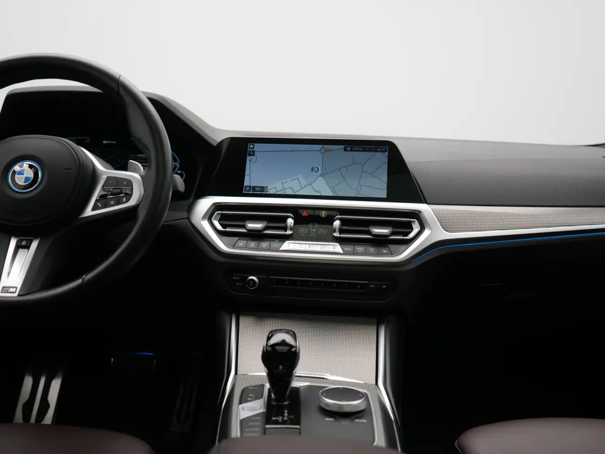 330e M Sport PHEV 293pk Dealer O.H. | Panodak | Laser LED | Head Up | Adaptief Onderstel | Camera | Lederen Sportstoelen & Stuur Verwarmd | Sfeerverlichting | Keyless | BLIS | Apple Carplay 
