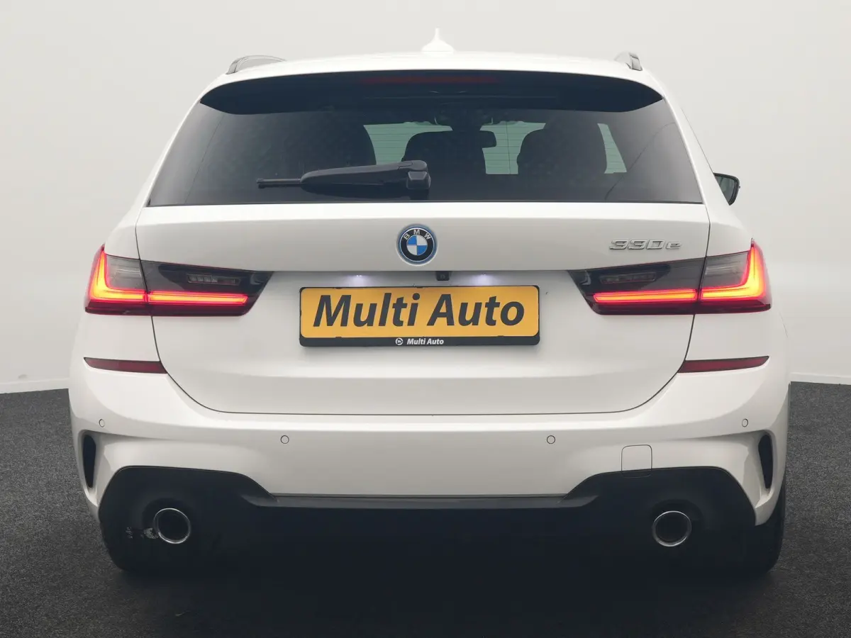 330e M Sport PHEV 293pk Dealer O.H. | Panodak | Laser LED | Head Up | Adaptief Onderstel | Camera | Lederen Sportstoelen & Stuur Verwarmd | Sfeerverlichting | Keyless | BLIS | Apple Carplay 