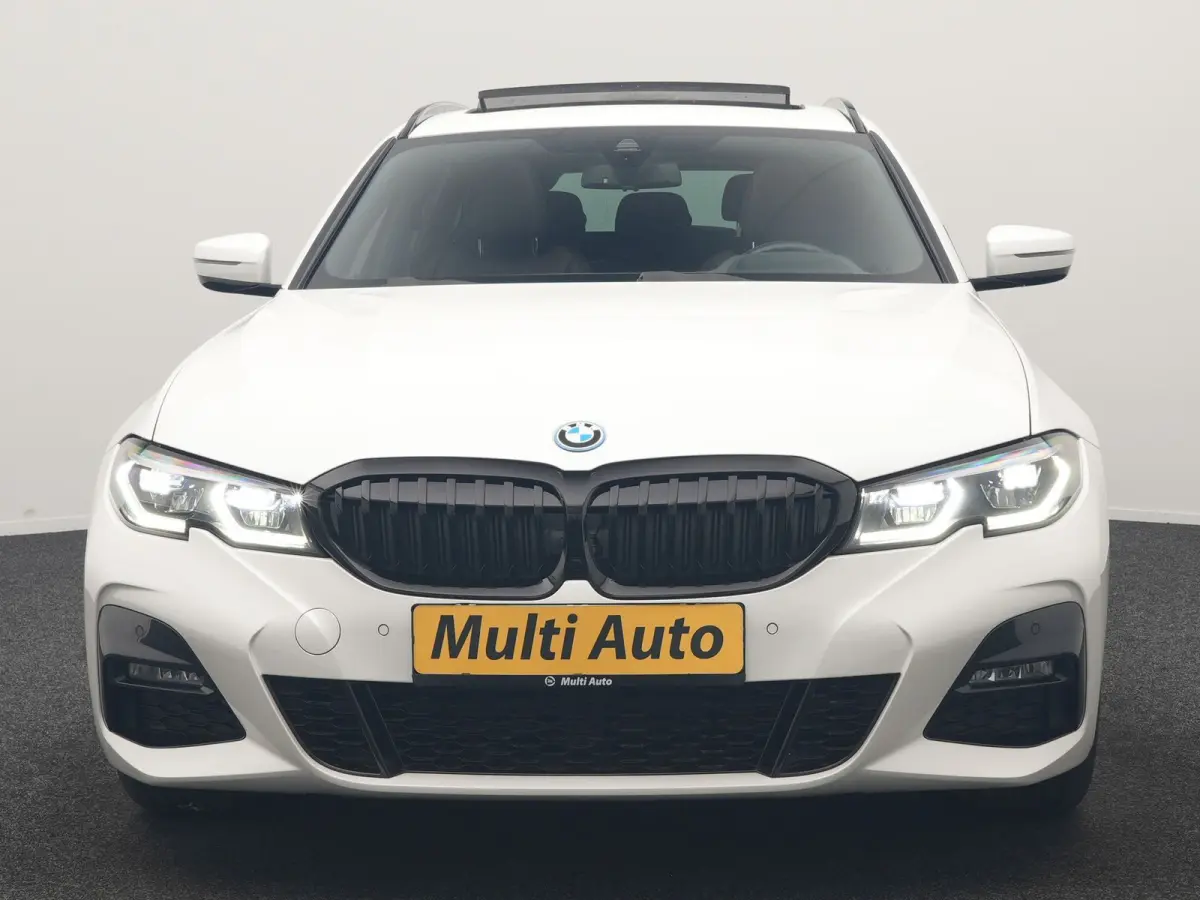 330e M Sport PHEV 293pk Dealer O.H. | Panodak | Laser LED | Head Up | Adaptief Onderstel | Camera | Lederen Sportstoelen & Stuur Verwarmd | Sfeerverlichting | Keyless | BLIS | Apple Carplay 
