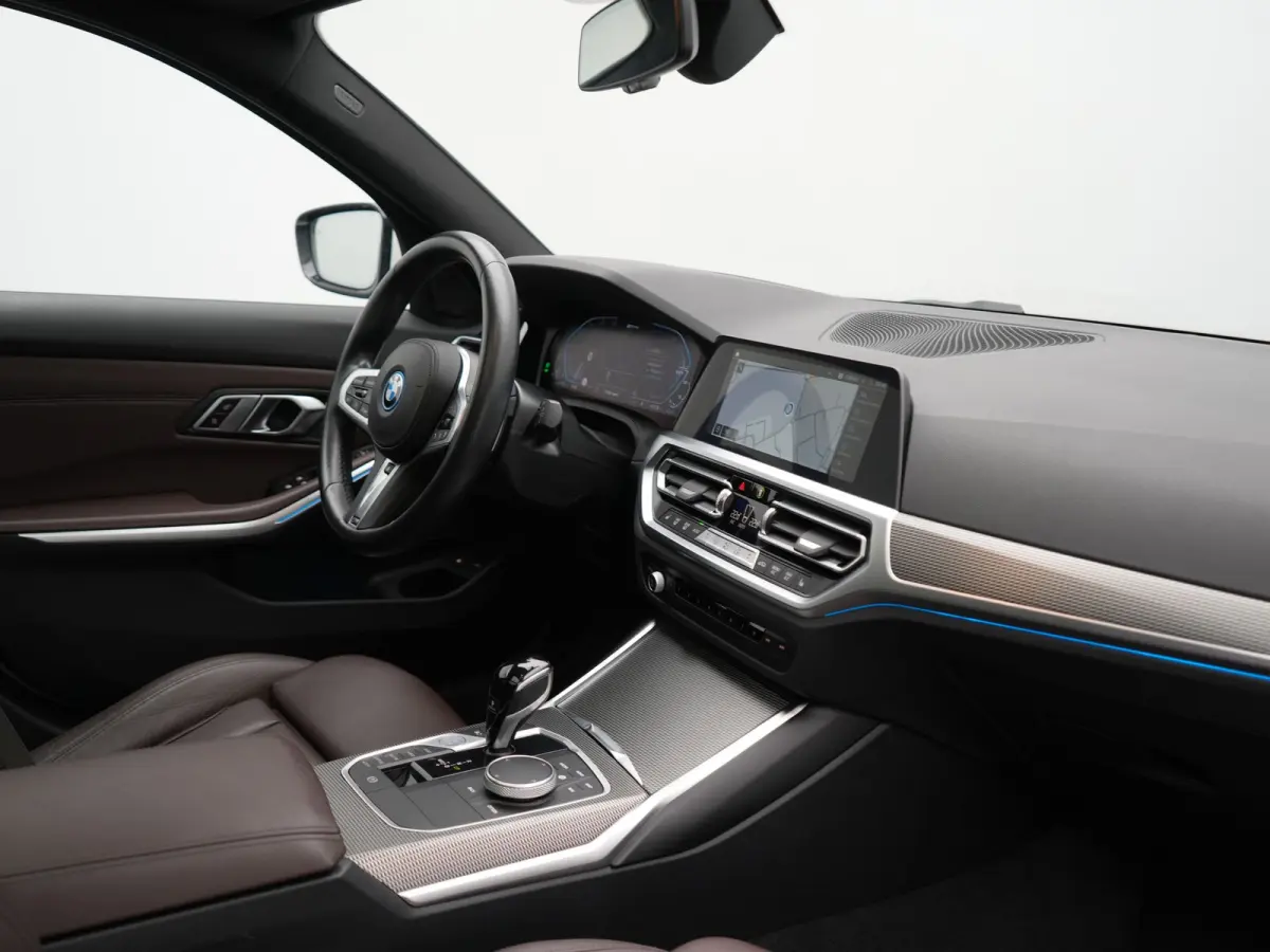 330e M Sport PHEV 293pk Dealer O.H. | Panodak | Laser LED | Head Up | Adaptief Onderstel | Camera | Lederen Sportstoelen & Stuur Verwarmd | Sfeerverlichting | Keyless | BLIS | Apple Carplay 