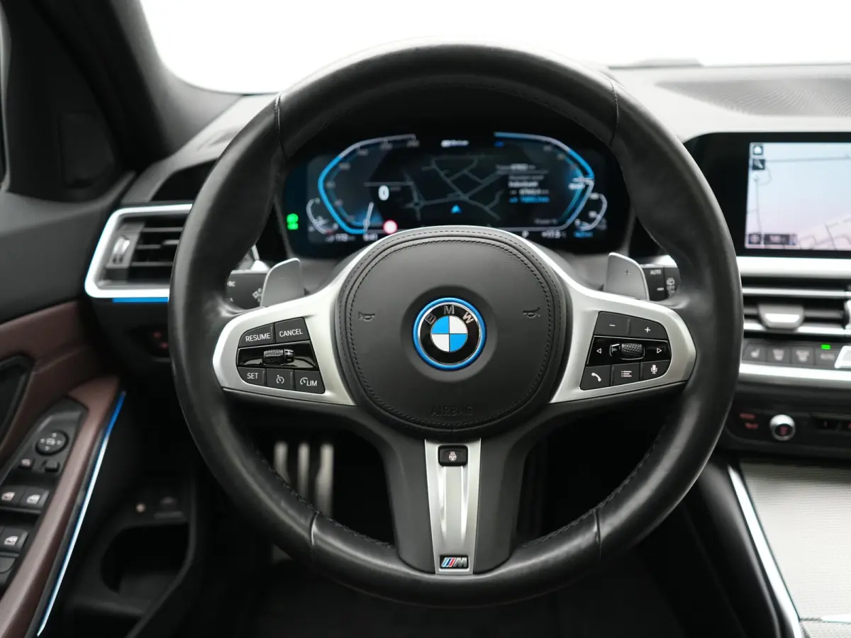 330e M Sport PHEV 293pk Dealer O.H. | Panodak | Laser LED | Head Up | Adaptief Onderstel | Camera | Lederen Sportstoelen & Stuur Verwarmd | Sfeerverlichting | Keyless | BLIS | Apple Carplay 