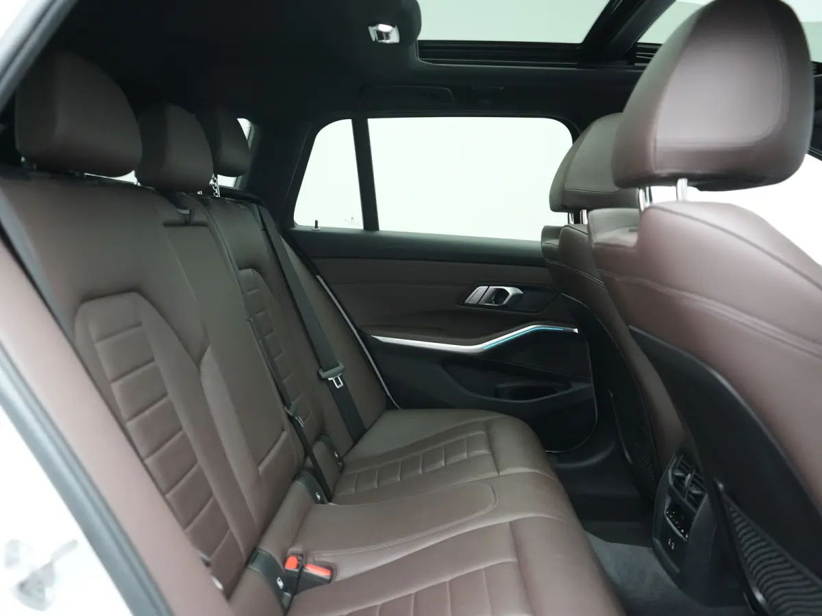 330e M Sport PHEV 293pk Dealer O.H. | Panodak | Laser LED | Head Up | Adaptief Onderstel | Camera | Lederen Sportstoelen & Stuur Verwarmd | Sfeerverlichting | Keyless | BLIS | Apple Carplay 