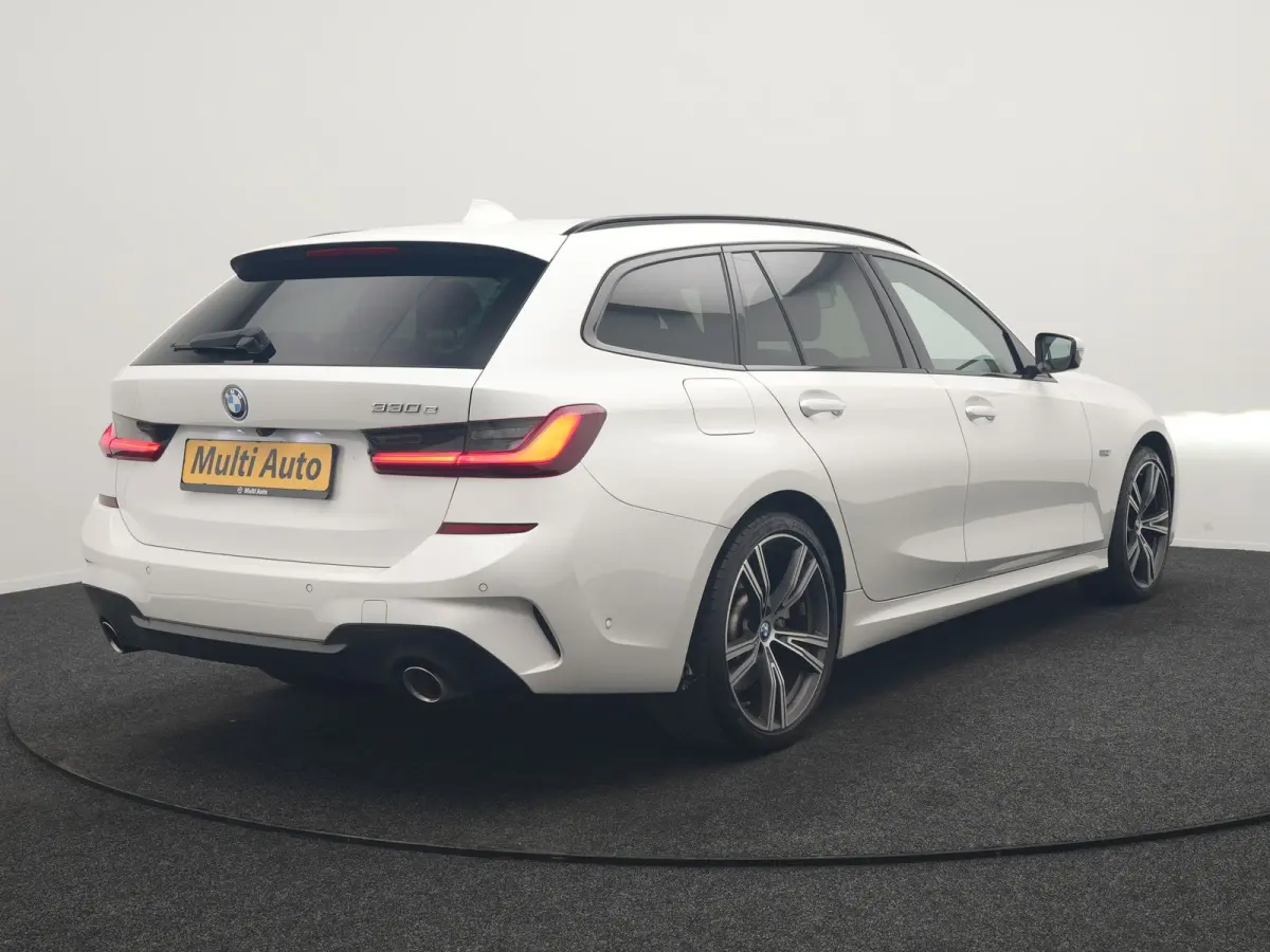 330e M Sport PHEV 293pk Dealer O.H. | Panodak | Laser LED | Head Up | Adaptief Onderstel | Camera | Lederen Sportstoelen & Stuur Verwarmd | Sfeerverlichting | Keyless | BLIS | Apple Carplay 