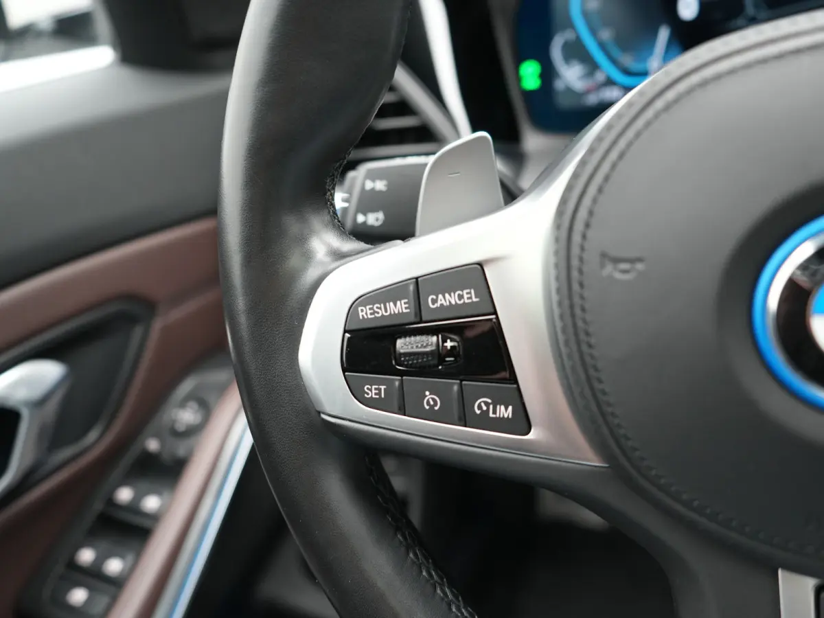 330e M Sport PHEV 293pk Dealer O.H. | Panodak | Laser LED | Head Up | Adaptief Onderstel | Camera | Lederen Sportstoelen & Stuur Verwarmd | Sfeerverlichting | Keyless | BLIS | Apple Carplay 