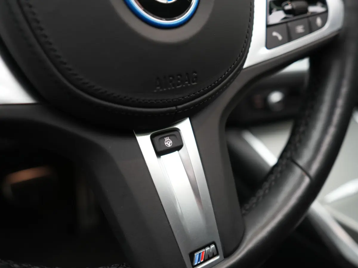 330e M Sport PHEV 293pk Dealer O.H. | Panodak | Laser LED | Head Up | Adaptief Onderstel | Camera | Lederen Sportstoelen & Stuur Verwarmd | Sfeerverlichting | Keyless | BLIS | Apple Carplay 
