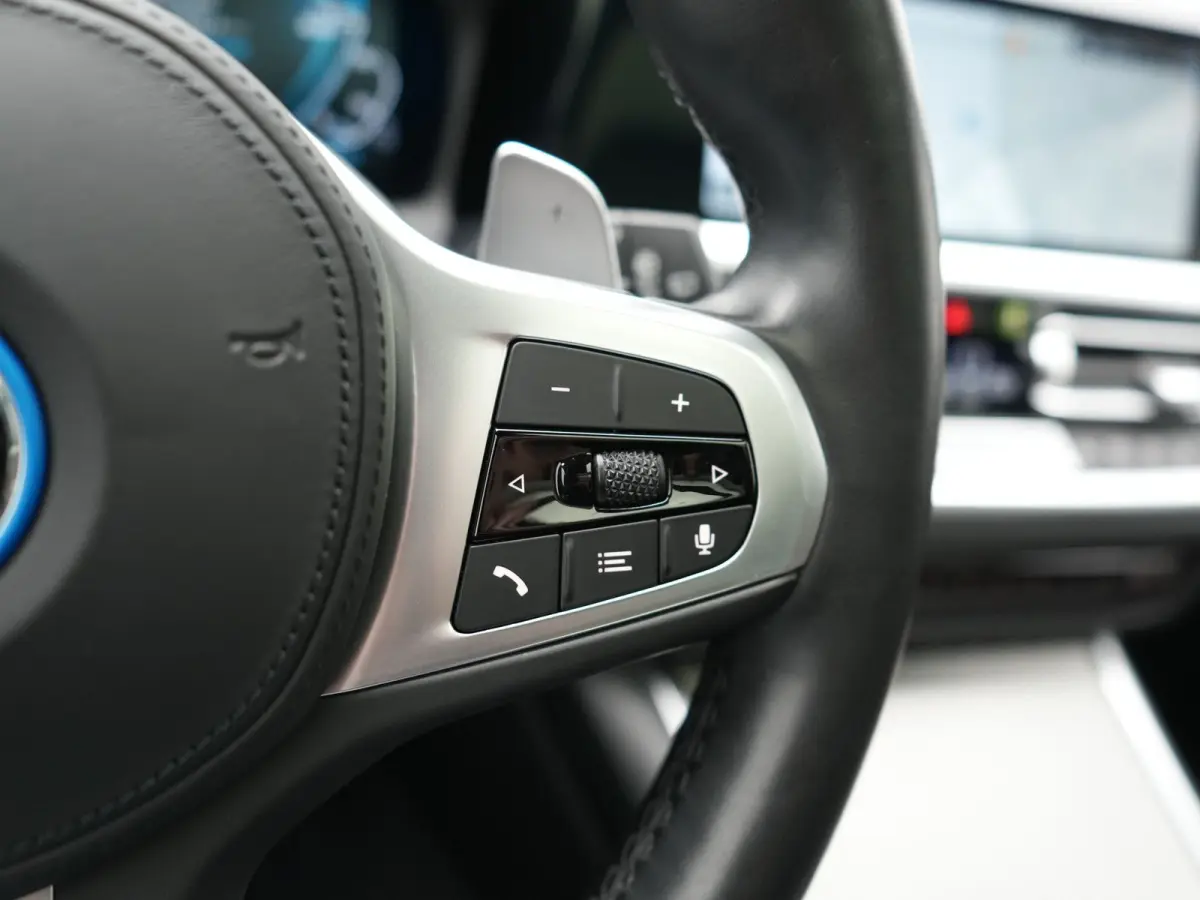 330e M Sport PHEV 293pk Dealer O.H. | Panodak | Laser LED | Head Up | Adaptief Onderstel | Camera | Lederen Sportstoelen & Stuur Verwarmd | Sfeerverlichting | Keyless | BLIS | Apple Carplay 
