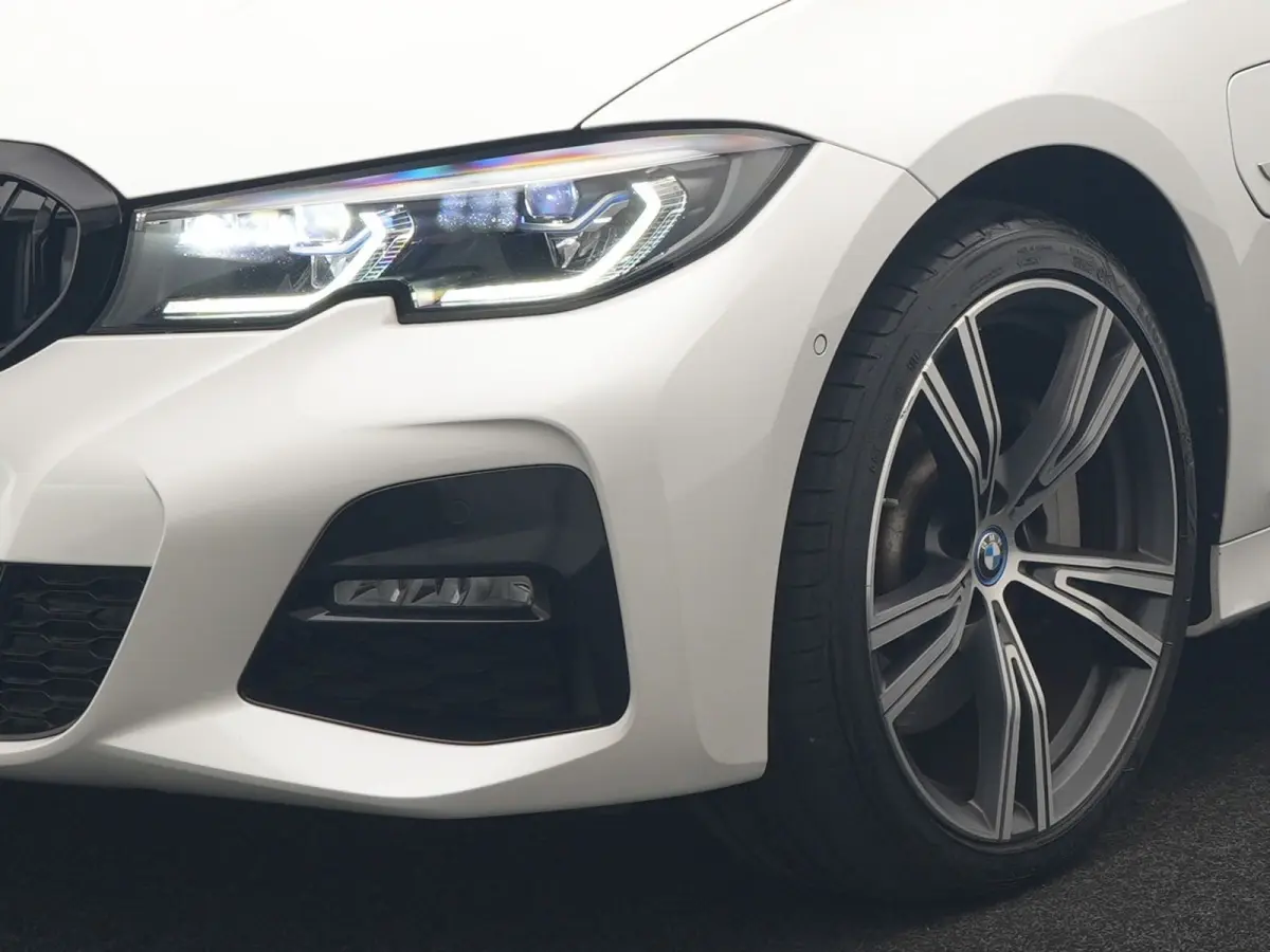 330e M Sport PHEV 293pk Dealer O.H. | Panodak | Laser LED | Head Up | Adaptief Onderstel | Camera | Lederen Sportstoelen & Stuur Verwarmd | Sfeerverlichting | Keyless | BLIS | Apple Carplay 