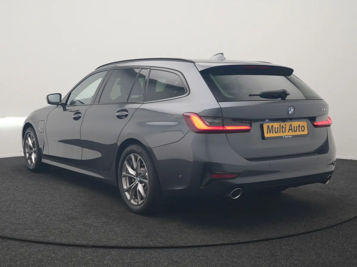 330e Sportline PHEV 293pk Dealer O.H | Trekhaak Af Fabriek | Camera | Cruise Control | Lederen Sportstoelen Verwarmd | Apple Carplay | Virtual | Navigatie | Sfeerverlichting | DAB | 17"L.M |