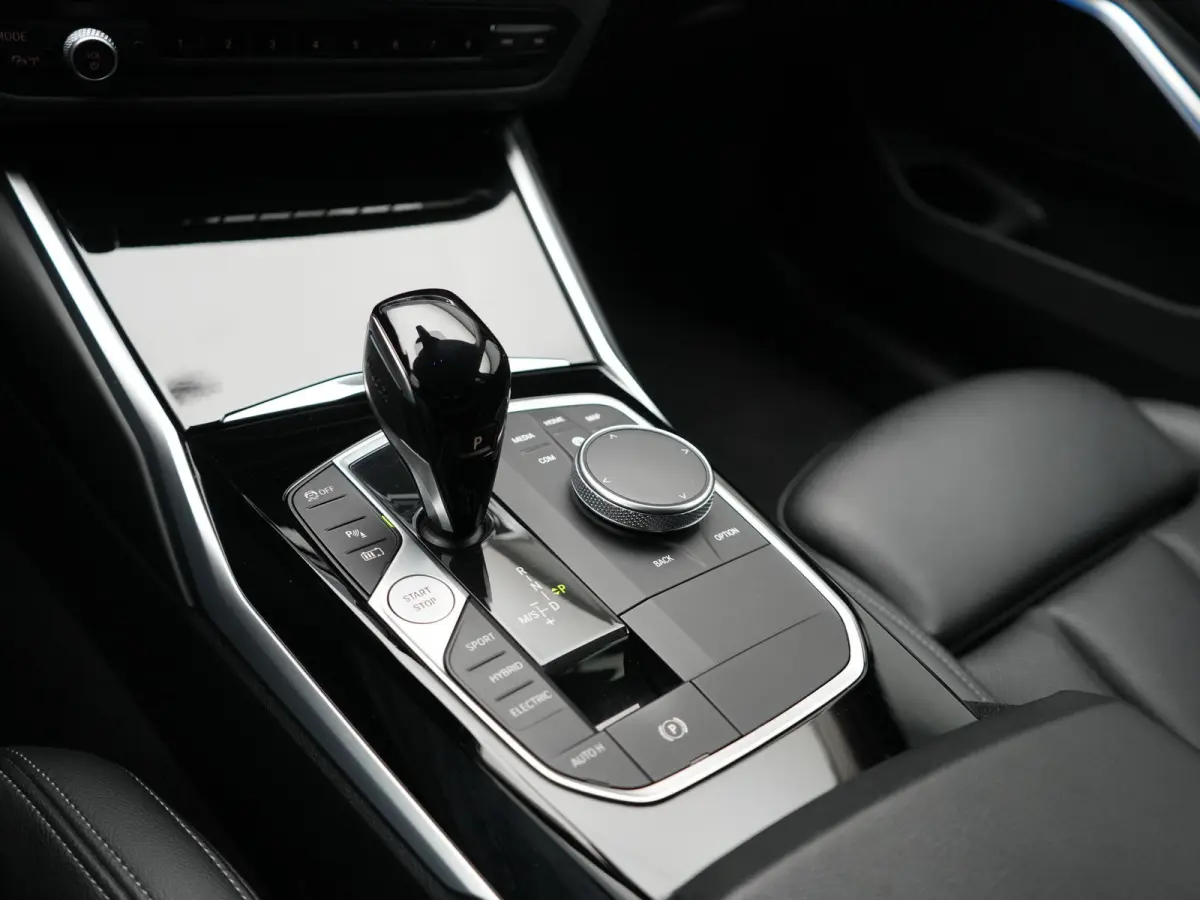 330e Sportline PHEV 293pk Dealer O.H | Trekhaak Af Fabriek | Camera | Cruise Control | Lederen Sportstoelen Verwarmd | Apple Carplay | Virtual | Navigatie | Sfeerverlichting | DAB | 17"L.M |