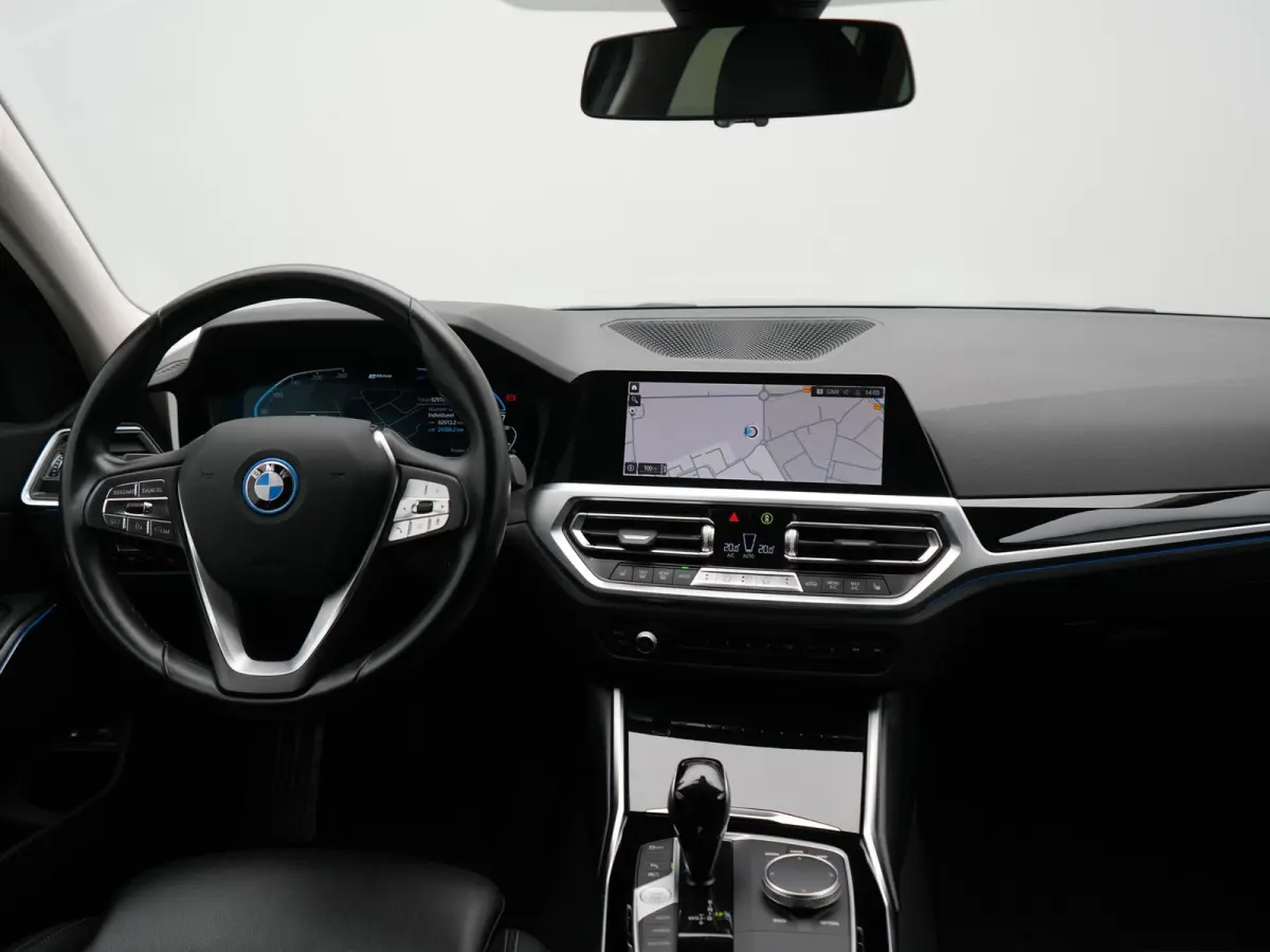 330e Sportline PHEV 293pk Dealer O.H | Trekhaak Af Fabriek | Camera | Cruise Control | Lederen Sportstoelen Verwarmd | Apple Carplay | Virtual | Navigatie | Sfeerverlichting | DAB | 17"L.M |