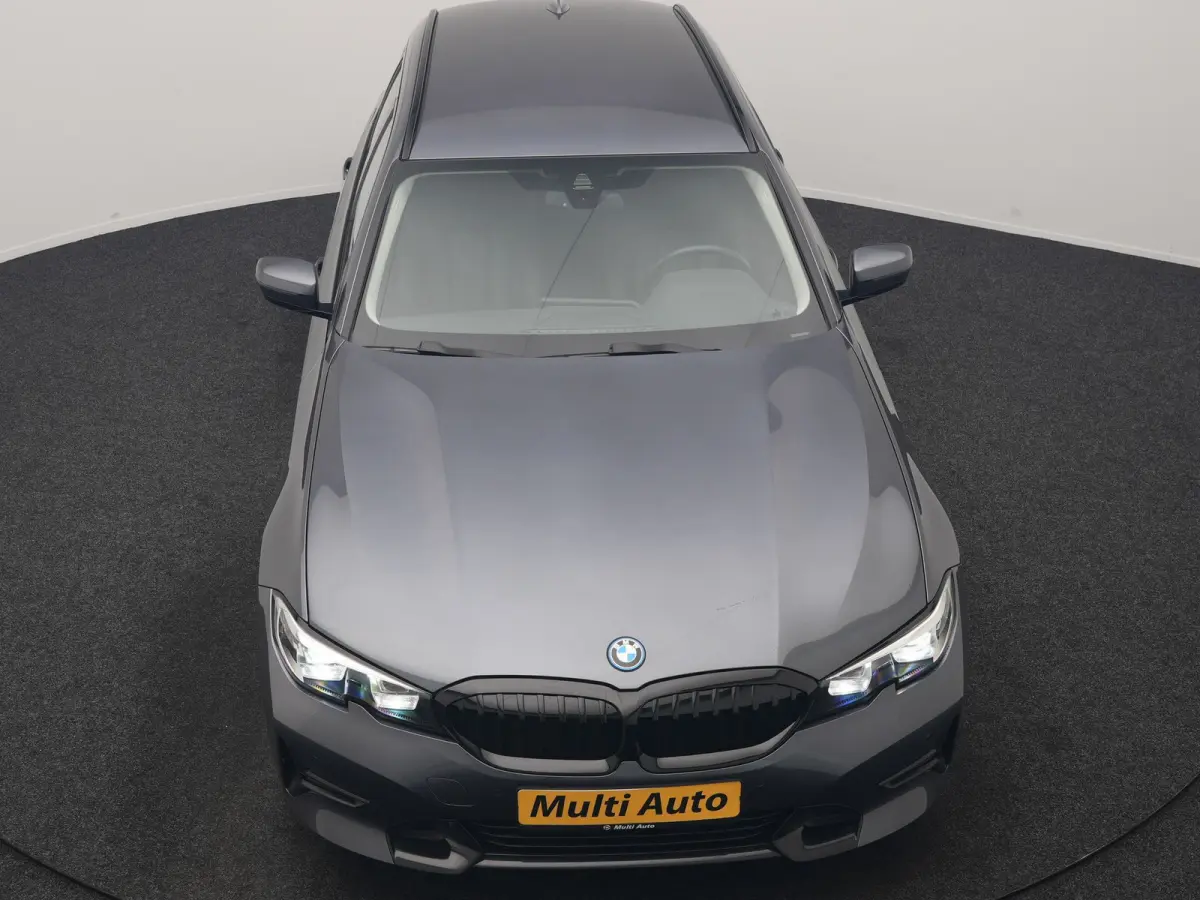 330e Sportline PHEV 293pk Dealer O.H | Trekhaak Af Fabriek | Camera | Cruise Control | Lederen Sportstoelen Verwarmd | Apple Carplay | Virtual | Navigatie | Sfeerverlichting | DAB | 17"L.M |