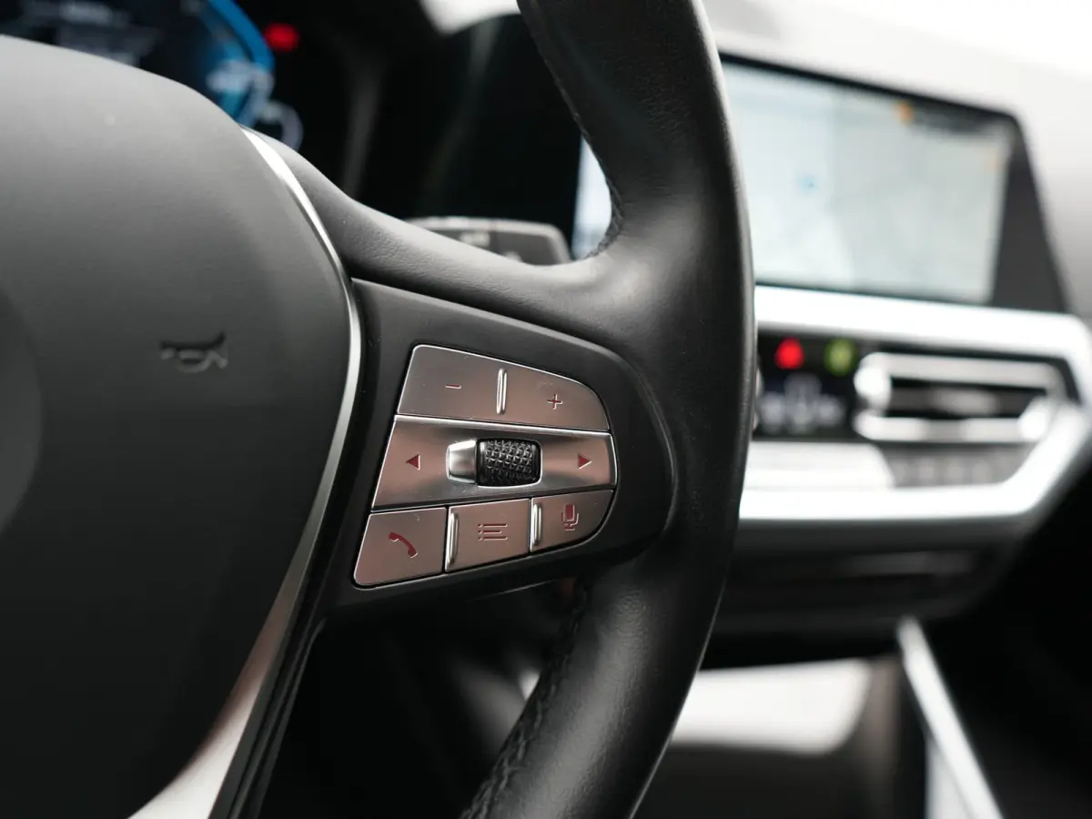 330e Sportline PHEV 293pk Dealer O.H | Trekhaak Af Fabriek | Camera | Cruise Control | Lederen Sportstoelen Verwarmd | Apple Carplay | Virtual | Navigatie | Sfeerverlichting | DAB | 17"L.M |