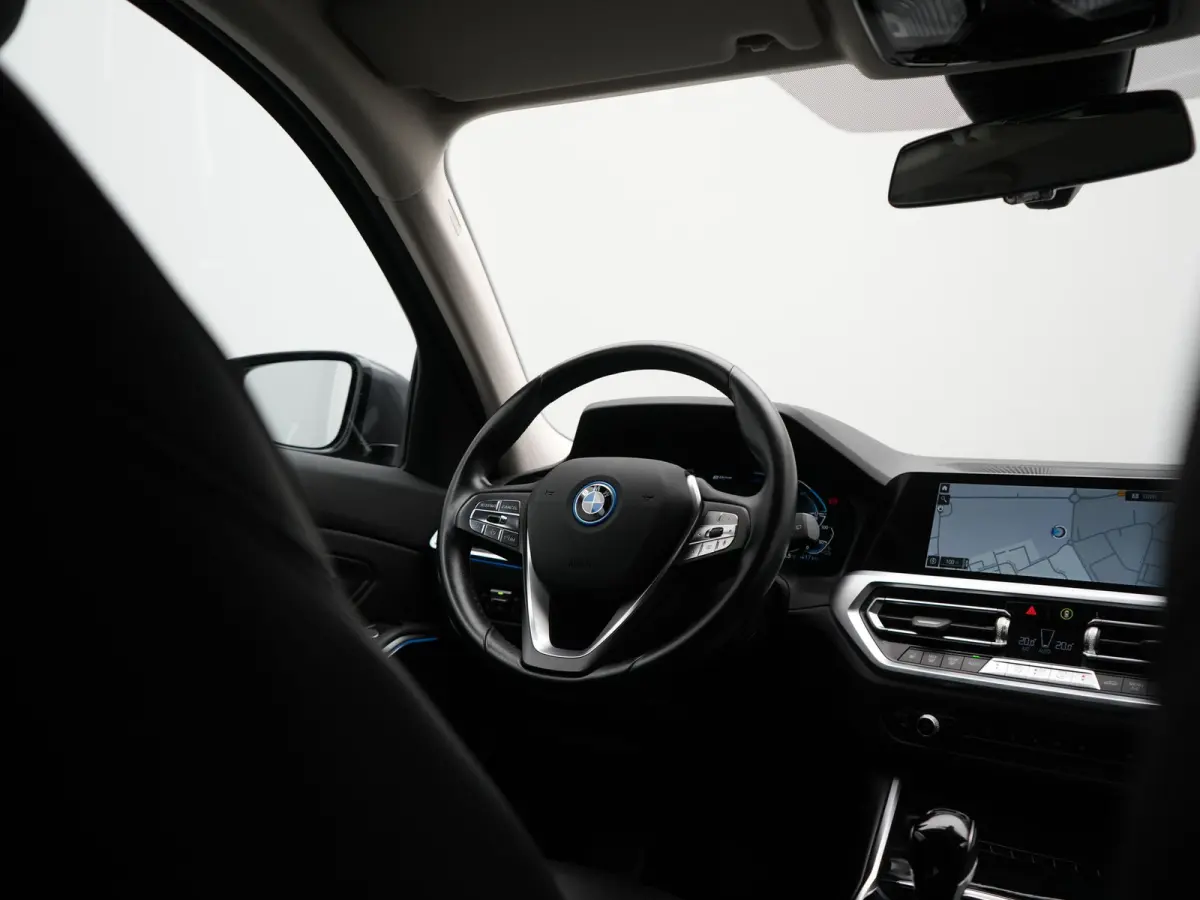 330e Sportline PHEV 293pk Dealer O.H | Trekhaak Af Fabriek | Camera | Cruise Control | Lederen Sportstoelen Verwarmd | Apple Carplay | Virtual | Navigatie | Sfeerverlichting | DAB | 17"L.M |