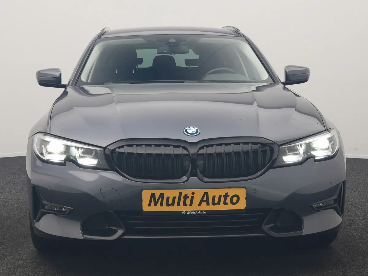 330e Sportline PHEV 293pk Dealer O.H | Trekhaak Af Fabriek | Camera | Cruise Control | Lederen Sportstoelen Verwarmd | Apple Carplay | Virtual | Navigatie | Sfeerverlichting | DAB | 17"L.M |