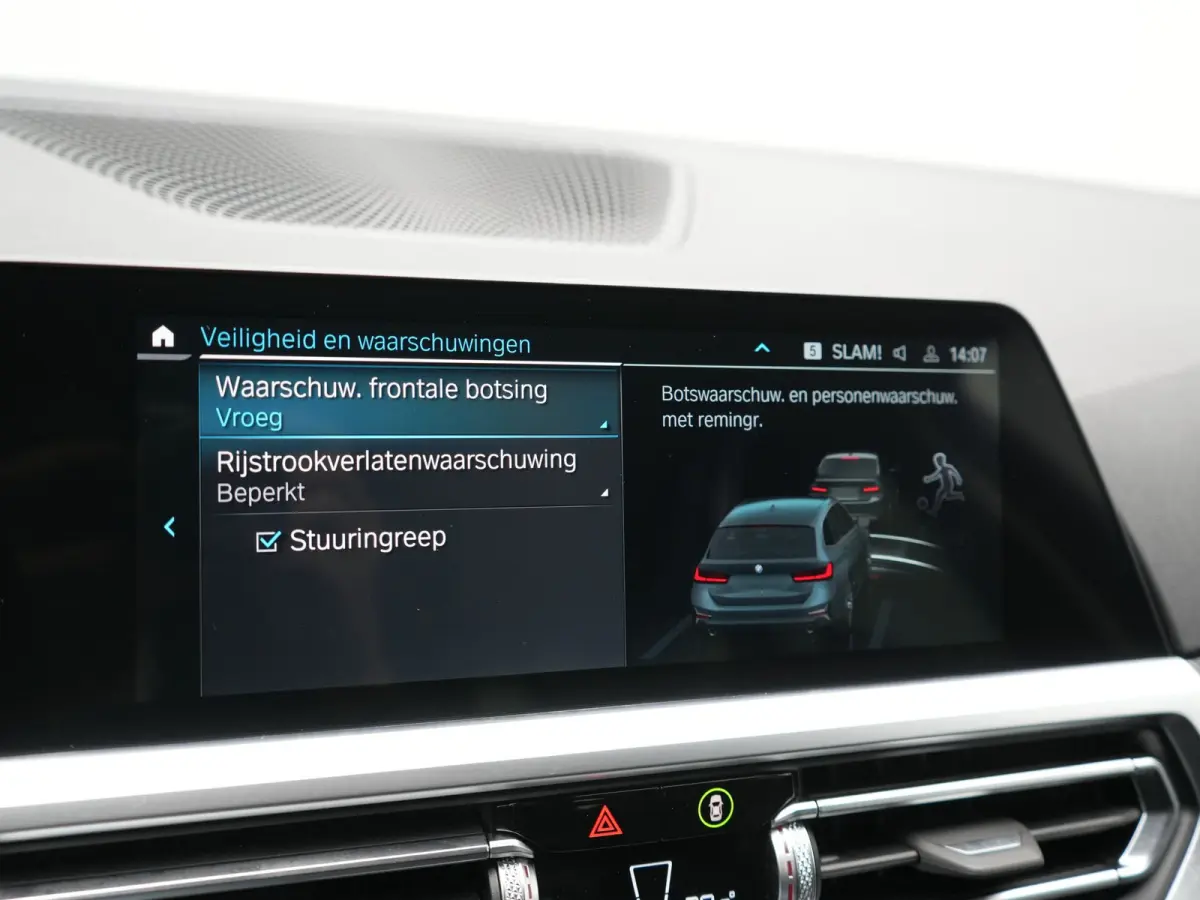 330e Sportline PHEV 293pk Dealer O.H | Trekhaak Af Fabriek | Camera | Cruise Control | Lederen Sportstoelen Verwarmd | Apple Carplay | Virtual | Navigatie | Sfeerverlichting | DAB | 17"L.M |