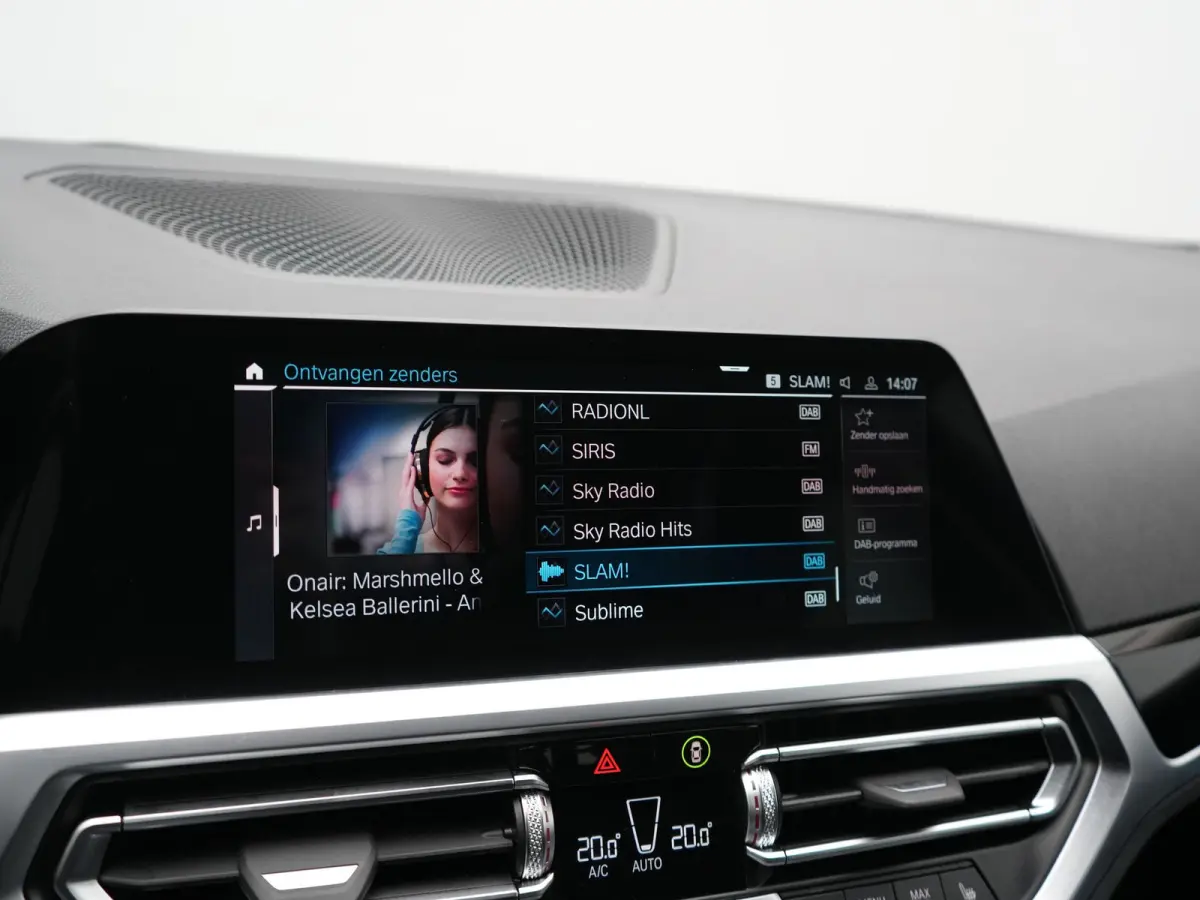 330e Sportline PHEV 293pk Dealer O.H | Trekhaak Af Fabriek | Camera | Cruise Control | Lederen Sportstoelen Verwarmd | Apple Carplay | Virtual | Navigatie | Sfeerverlichting | DAB | 17"L.M |