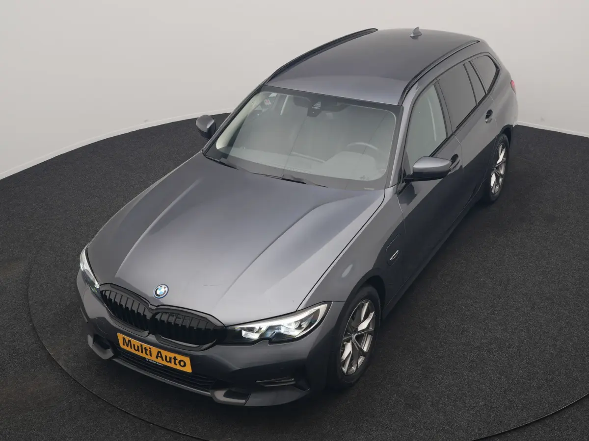 330e Sportline PHEV 293pk Dealer O.H | Trekhaak Af Fabriek | Camera | Cruise Control | Lederen Sportstoelen Verwarmd | Apple Carplay | Virtual | Navigatie | Sfeerverlichting | DAB | 17"L.M |