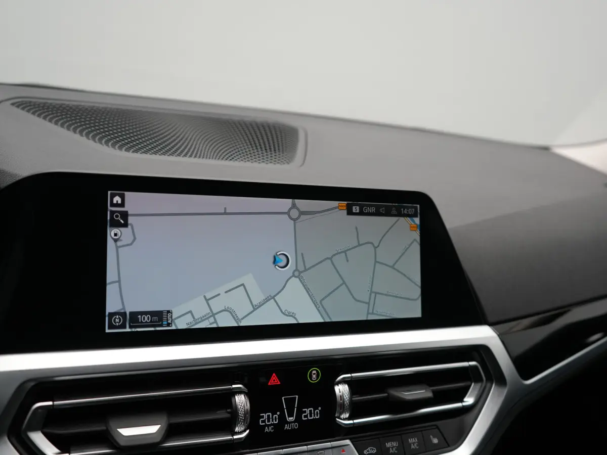 330e Sportline PHEV 293pk Dealer O.H | Trekhaak Af Fabriek | Camera | Cruise Control | Lederen Sportstoelen Verwarmd | Apple Carplay | Virtual | Navigatie | Sfeerverlichting | DAB | 17"L.M |