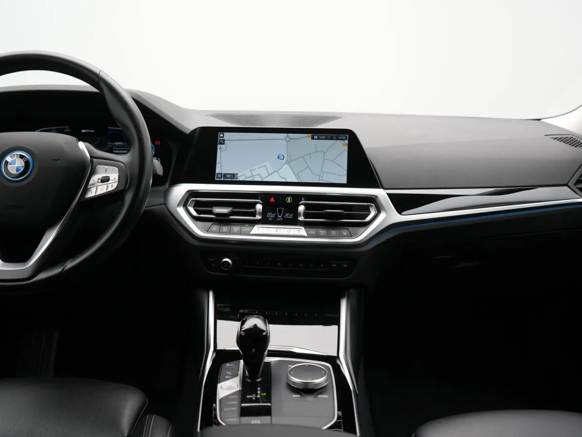 330e Sportline PHEV 293pk Dealer O.H | Trekhaak Af Fabriek | Camera | Cruise Control | Lederen Sportstoelen Verwarmd | Apple Carplay | Virtual | Navigatie | Sfeerverlichting | DAB | 17"L.M |