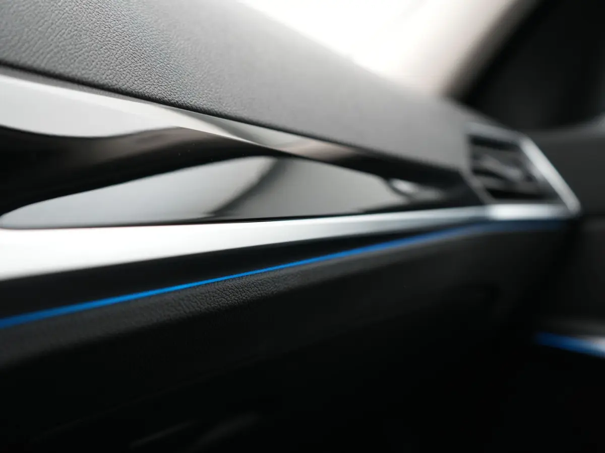 330e Sportline PHEV 293pk Dealer O.H | Trekhaak Af Fabriek | Camera | Cruise Control | Lederen Sportstoelen Verwarmd | Apple Carplay | Virtual | Navigatie | Sfeerverlichting | DAB | 17"L.M |