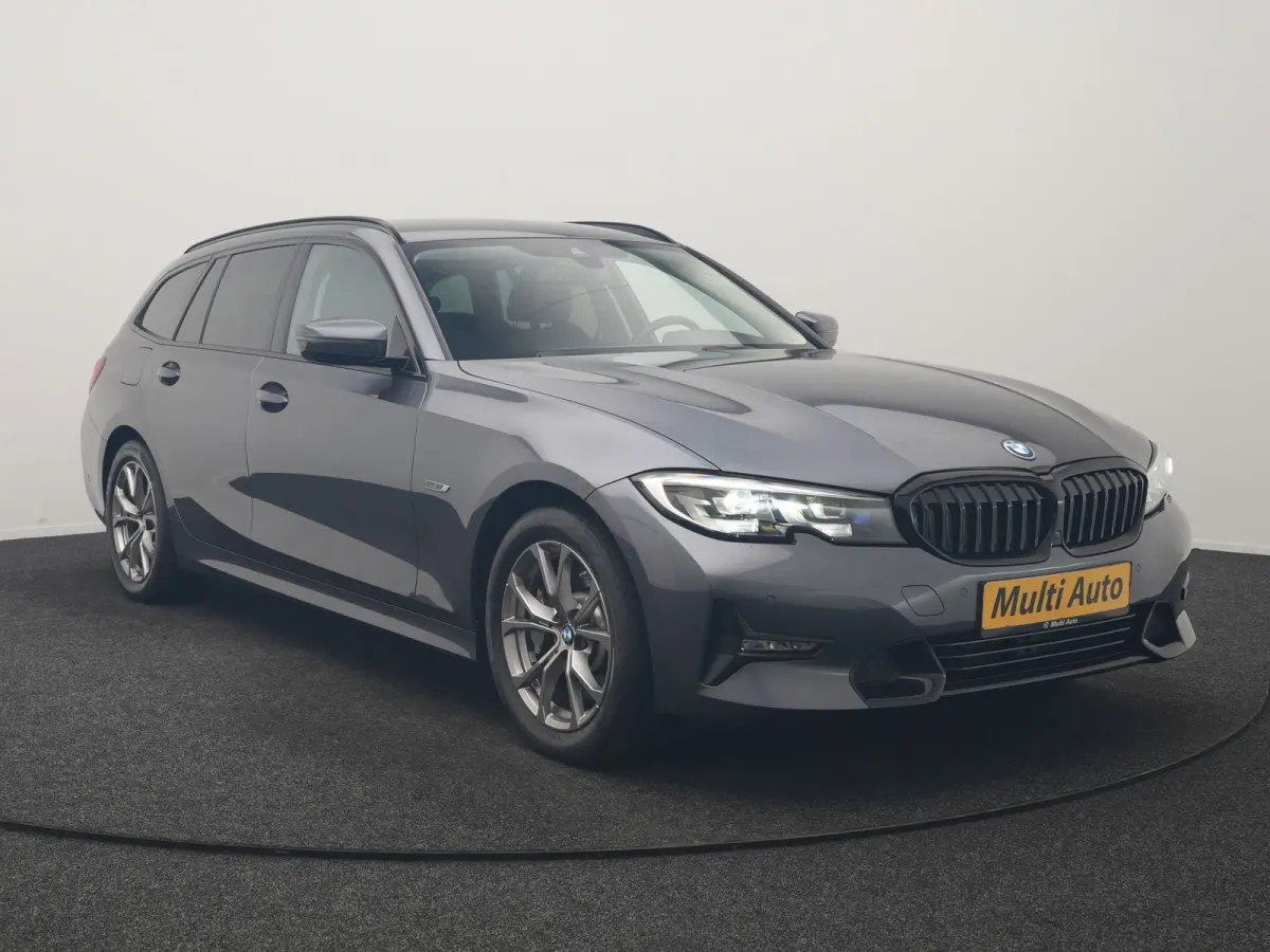 330e Sportline PHEV 293pk Dealer O.H | Trekhaak Af Fabriek | Camera | Cruise Control | Lederen Sportstoelen Verwarmd | Apple Carplay | Virtual | Navigatie | Sfeerverlichting | DAB | 17"L.M |