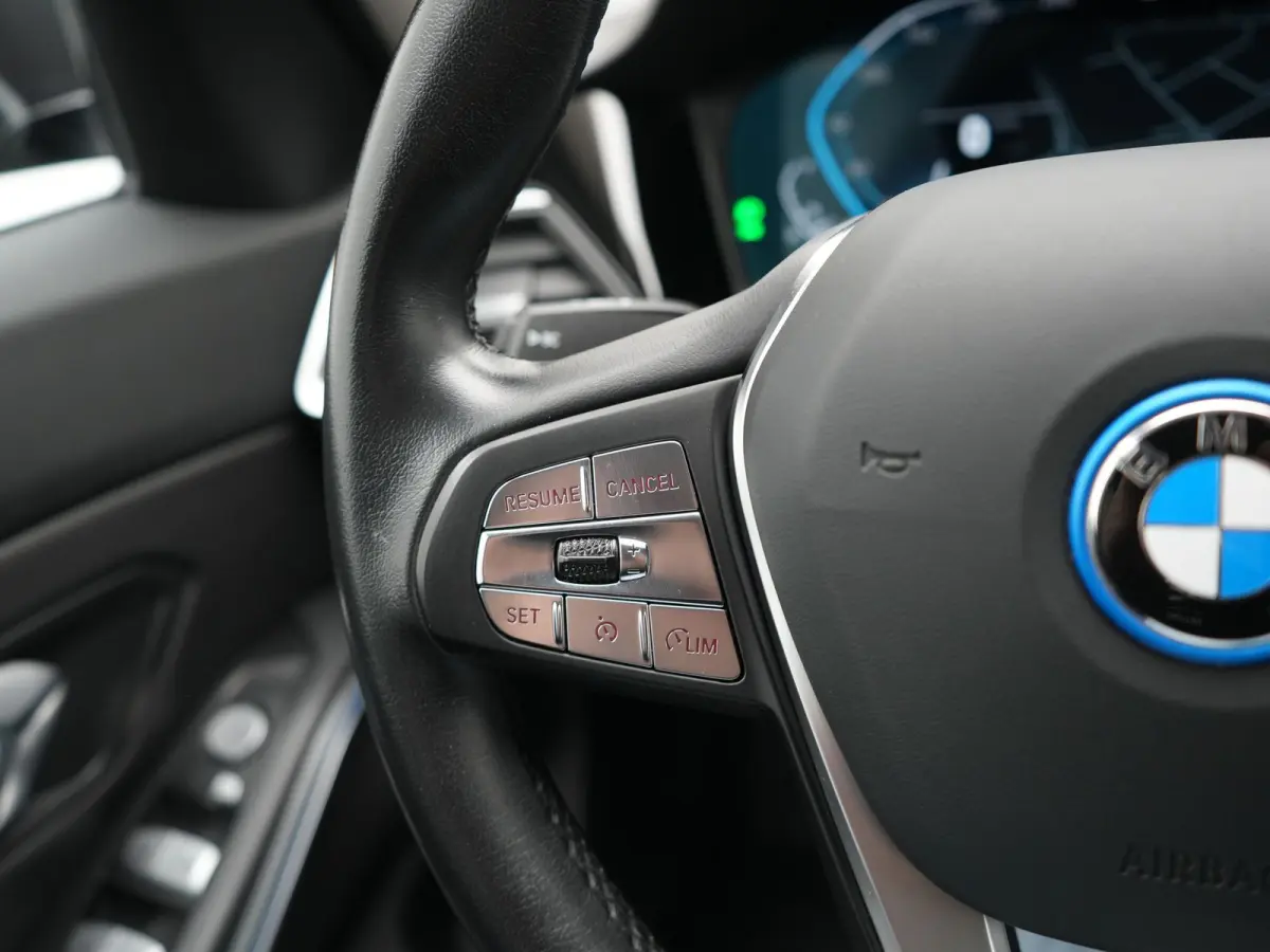 330e Sportline PHEV 293pk Dealer O.H | Trekhaak Af Fabriek | Camera | Cruise Control | Lederen Sportstoelen Verwarmd | Apple Carplay | Virtual | Navigatie | Sfeerverlichting | DAB | 17"L.M |